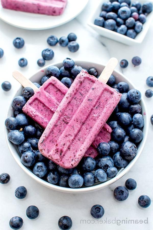 Veganes Blaubeer-Kokos-Eis am Stiel: Ein einfaches Rezept mit nur 3 Zutaten für cremiges Eis mit Blaubeeren und Kokosgeschmack. #Vegan #Glutenfrei #Milchfrei | BeamingBaker.com
