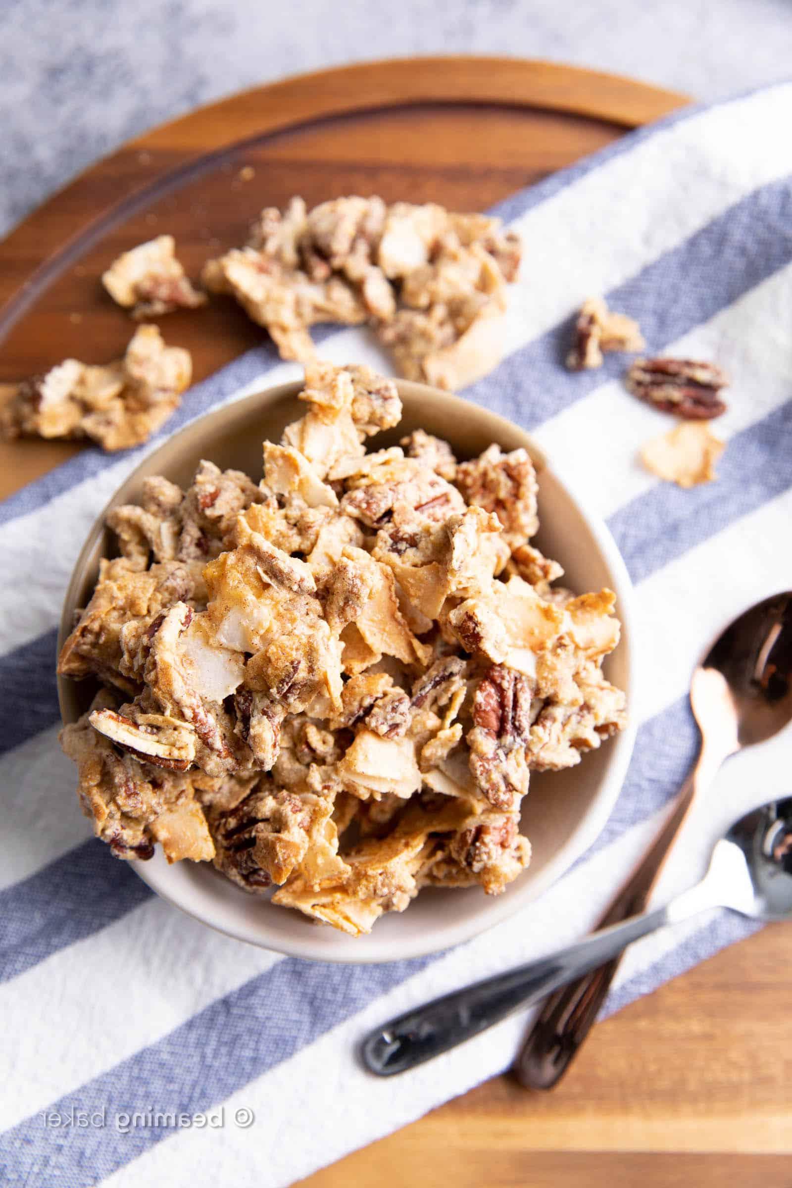 **Das beste 4-Zutaten Keto Granola Rezept (Low Carb)** 2 Bestes Keto Granola Rezept: knuspriges, knuspriges Keto Granola mit großen Clustern. Dieses Low-Carb-Granola ist süß, nussig und sättigend! Keto-freundlich, Low-Carb, Glutenfrei, Vegan. #KetoGranola #LowCarb #KetoFriendly #KetoRezept | Rezept auf BeamingBaker.com