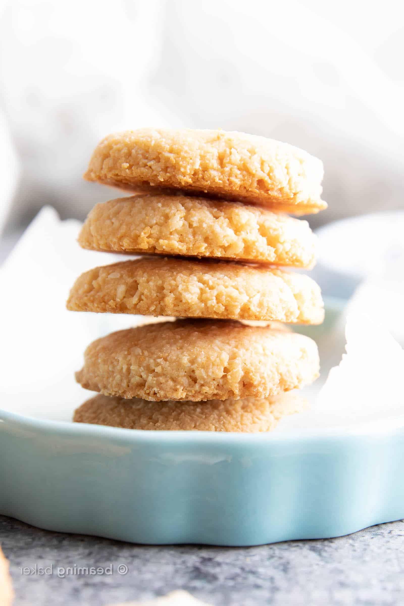**Knusprige vegane Kokosplätzchen aus 4 Zutaten** 2 Knusprige Vegane Kokosplätzchen: Ein einfaches 4-Zutaten-Rezept für vegane Kekse mit dreifachem Kokosgenuss! #Vegan #Kekse #Kokos #VeganeKekse | Rezept auf BeamingBaker.com