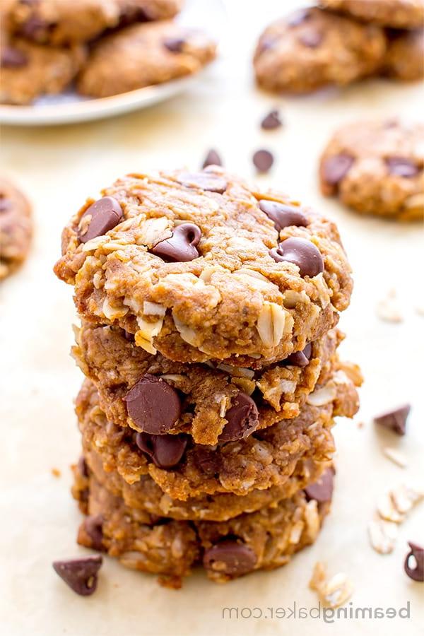 Vegane & Glutenfreie Erdnussbutter-Schoko-Haferkekse: Ein einfaches Rezept für weiche, köstlich-texturierte Kekse mit Hafer, Kokosnuss und VIEL Erdnussbutter und Schokolade. #Vegan und #Glutenfrei | BeamingBaker.com