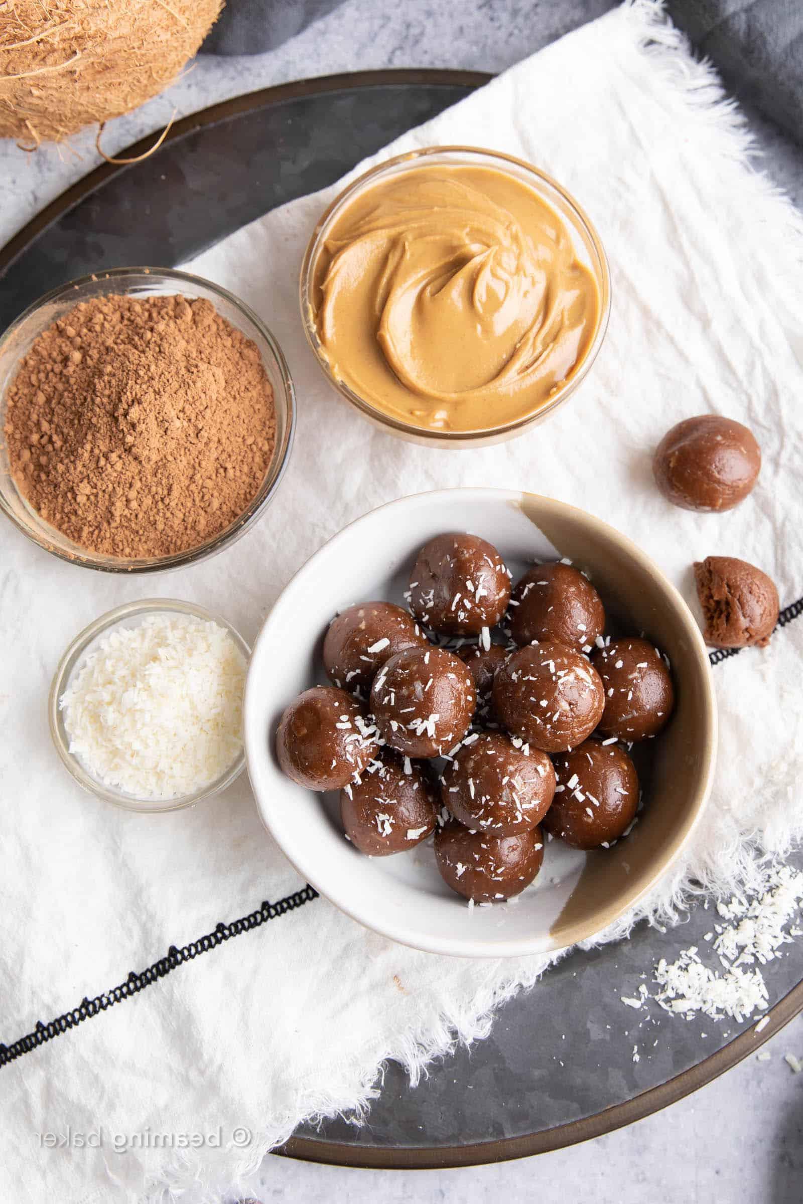 4-Zutaten-Keto-Schokoladen-Energiebällchen 2 Keto Schoko-Energiebällchen mit 4 Zutaten: Leckere, zuckerfreie und kohlenhydratarme Energiebällchen ohne Backen – ideal für die ketogene Ernährung. Rezept auf BeamingBaker.com