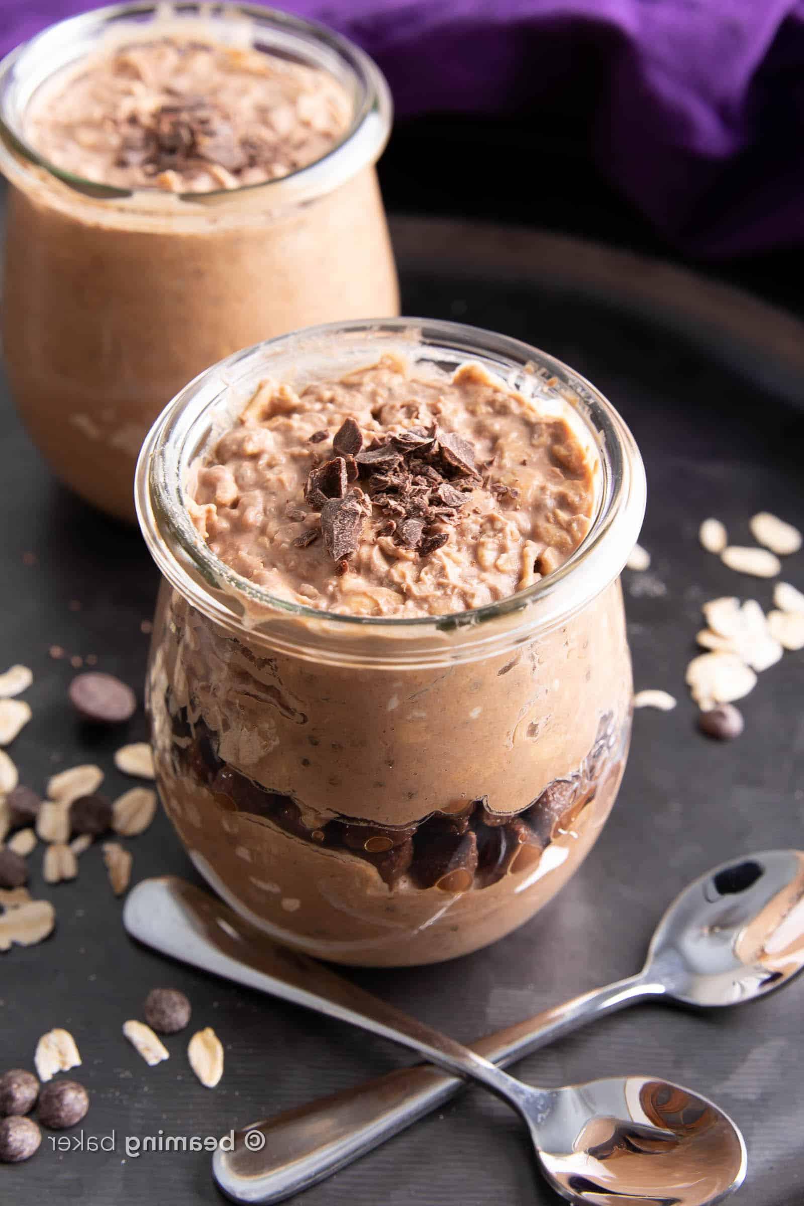 Schoko-Overnight-Oats 2 Schoko Overnight Oats: Das BESTE Rezept für Schoko Overnight Oats – unwiderstehlich reichhaltiger und tiefer Schokoladengeschmack mit cremiger Vanille-Güte. Einfach zuzubereiten, Vegan. #Schokolade #OvernightOats #SchokoOvernightOats #OvernightHaferbrei | Rezept auf BeamingBaker.com