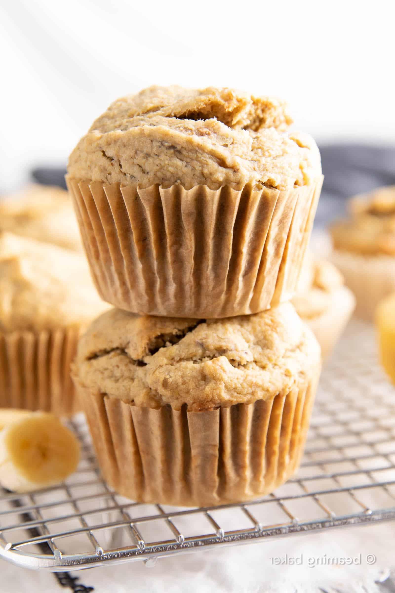 Glutenfreie Bananenmuffins 2 Ein einfaches Rezept für glutenfreie Bananenmuffins, die befriedigend dicht und reichhaltig sind, mit einem Hauch von Fluffigkeit und köstlichem, mittelsüßem Bananengeschmack. #GlutenFree #Banana #Muffins | Rezept auf BeamingBaker.com