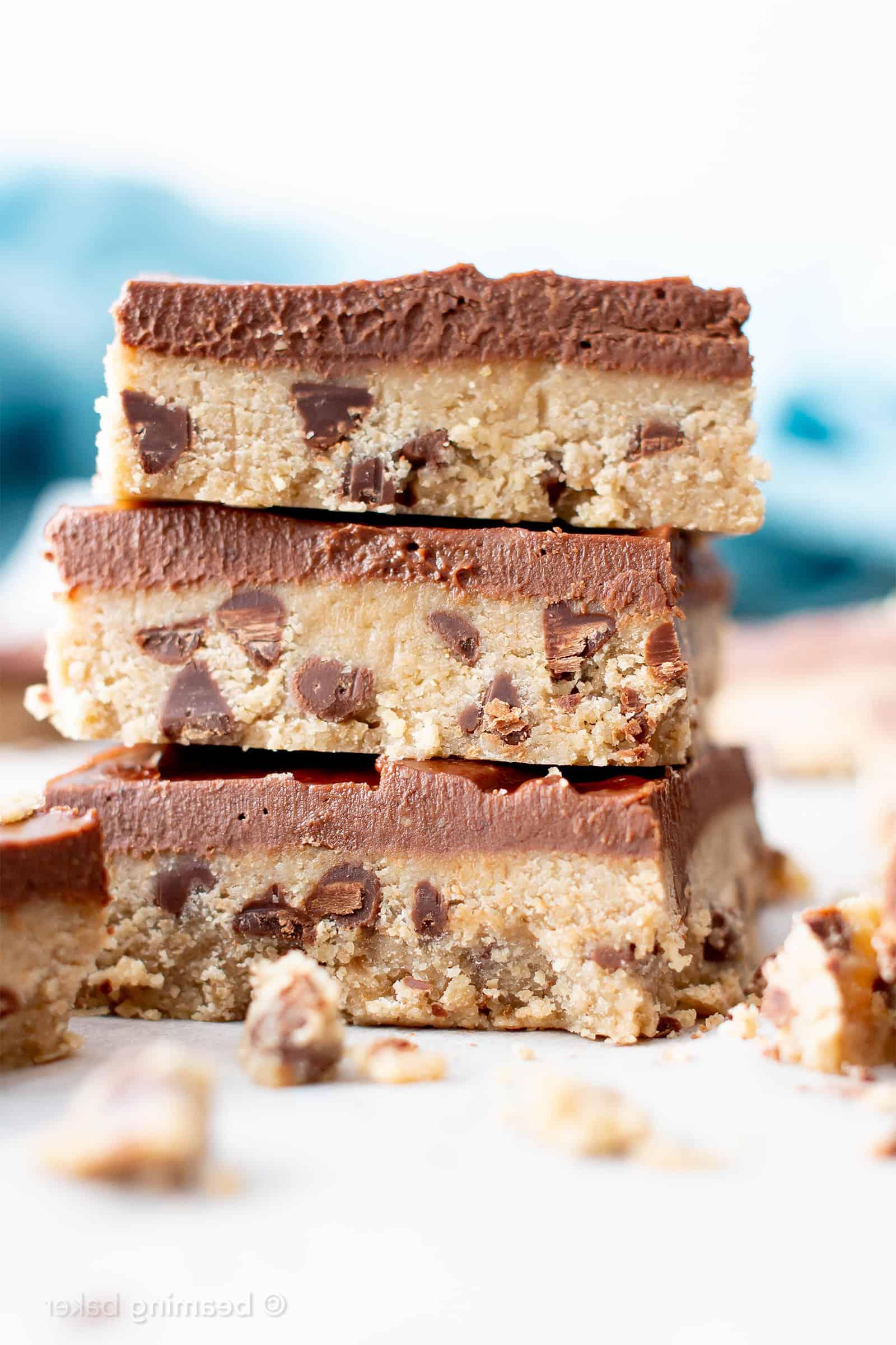 Gesunde Vegane Glutenfreie Keksteig-Riegel ohne Backen mit dickem Schokoladenüberzug – ein einfaches Rezept mit vollwertigen Zutaten. #Vegan #Glutenfrei #Keksteig #GesundeDesserts #OhneBacken #GlutenfreiVegan #BeamingBaker | Rezept auf BeamingBaker.com