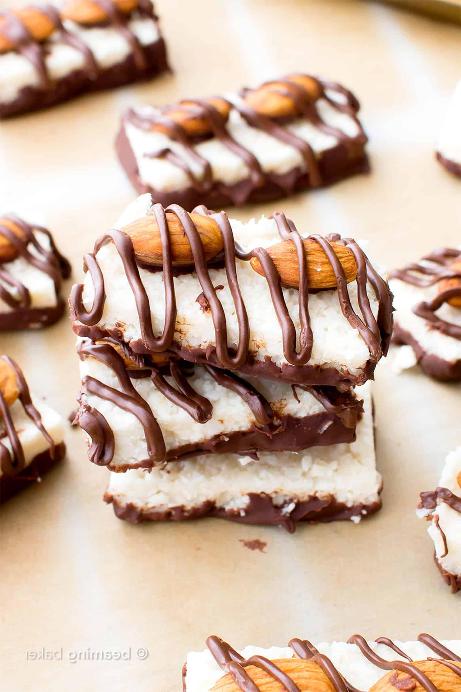 Veganer Almond Joy (Glutenfrei, Gesund) 2 Nahaufnahme eines Stapels selbstgemachter veganer Almond Joy Riegel