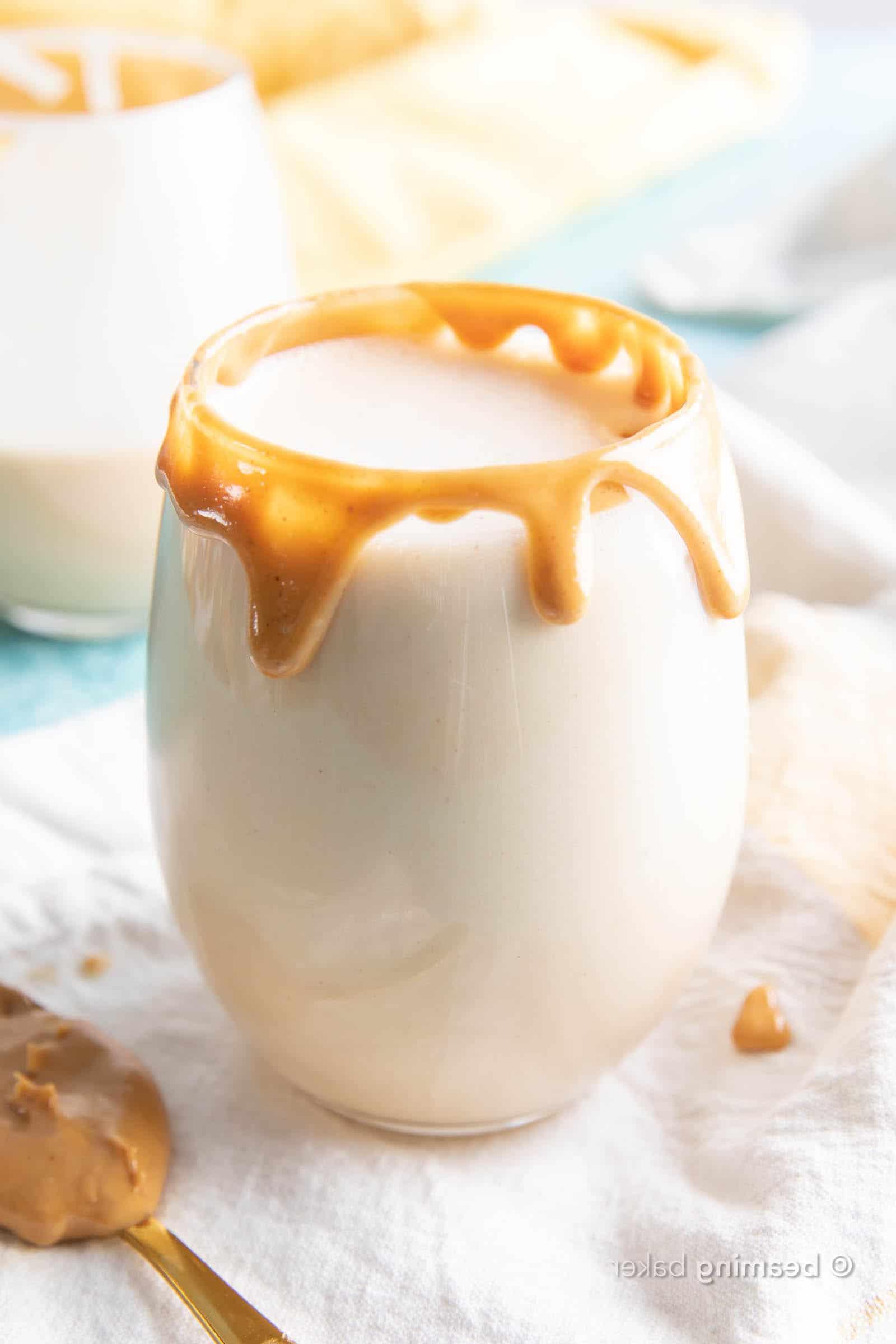 Erdnussbutter Protein-Shake – 4 Zutaten! 2 Erdnussbutter Protein Shake: Dieses 4-Zutaten-Erdnussbutter-Protein-Shake-Rezept ist in wenigen Minuten fertig! Glatt, cremig und köstlich – der beste Erdnussbutter-Protein-Shake! #Erdnussbutter #Protein #Shake #ProteinShake | Rezept auf BeamingBaker.com