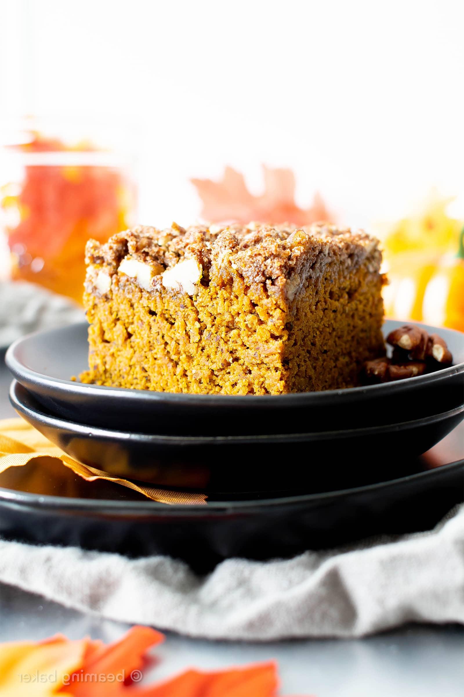 Veganer glutenfreier Kürbis-Streuselkuchen (Gesund) 2 Ein saftiger veganer glutenfreier Kürbis-Streuselkuchen mit einer dicken, feuchten Schicht gesunden Kürbiskuchens und einer zimtigen, buttrigen Streuseldecke. Das beste glutenfreie Kürbisdessert – schmeckt wie veganer Gewürzkuchen und ist mit gesunden Zutaten zubereitet. #Kürbis #Vegan #Glutenfrei #Gesund #Streuselkuchen | Rezept auf BeamingBaker.com