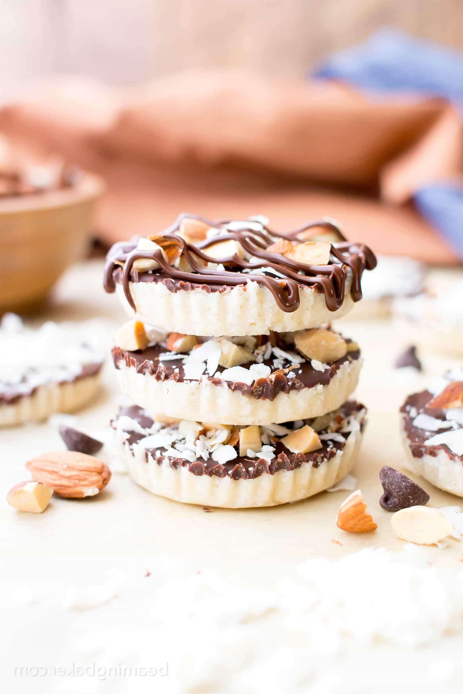 Selbstgemachte Almond Joy Cups (Paleo, Vegan, Glutenfrei): Ein 5-Zutaten-Rezept für reichhaltige, nussige Almond Joy Cups, geschichtet in samtiger Schokolade. #Paleo #Vegan #Glutenfrei #5Zutaten | BeamingBaker.com