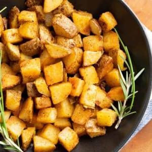 **So werden Frühstückskartoffeln knusprig!** 11 featured photo of crispy breakfast potatoes in a serving dish