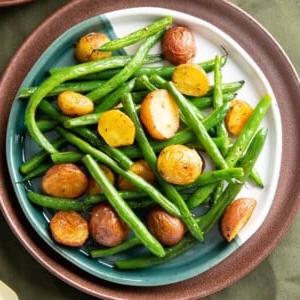 Geröstete Grüne Bohnen und Kartoffeln 11 roasted green beans and potatoes on a plate