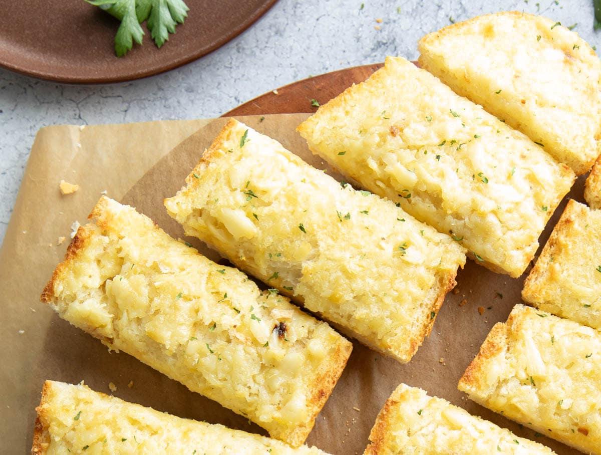 Geröstetes Knoblauchbrot {Hausgemachtes Rezept} 12 Nahaufnahme dieses Rezepts, serviert mit frischer Petersilie