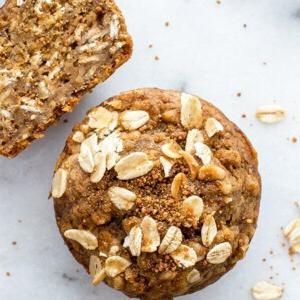 Glutenfreie Bananen-Hafer-Muffins (Vegan) 13 Glutenfreie Vegane Bananen-Hafer-Muffins: Ein einfaches Rezept für warme, feuchte und leicht süße Bananen-Hafer-Muffins aus einfachen Zutaten. BEAMINGBAKER.COM #Vegan #Glutenfrei