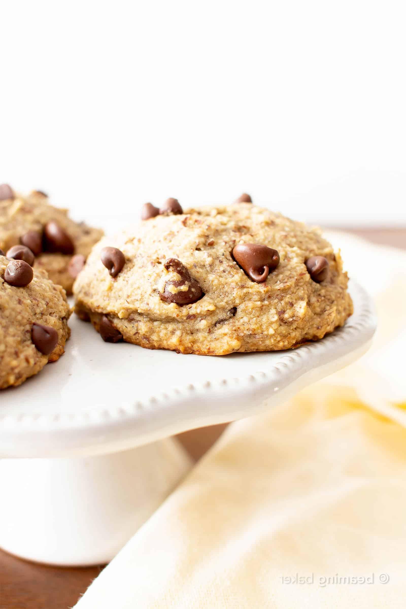 Schritt-für-Schritt-Anleitung zur Zubereitung von veganen und glutenfreien Bananen-Muffin-Tops auf einem Backblech – einfach und effizient.