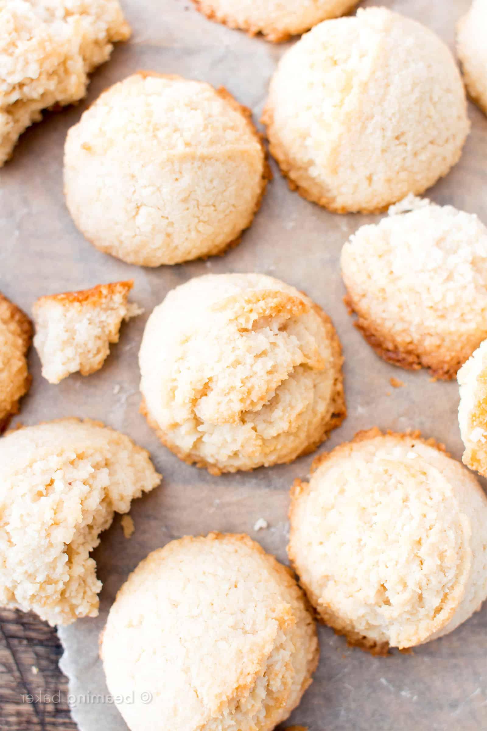 **Vegane Kokosmakronen mit 4 Zutaten (Paleo & Gesund)** 3 Vegane Kokosmakronen: Unwiderstehlich zähe vegane Kokosmakronen mit knusprigen Rändern und süßem Kokosgeschmack. Nur 4 Zutaten! Paleo, Gesund. #Vegan #Kokos #Makronen #Paleo #Gesund | Rezept auf BeamingBaker.com