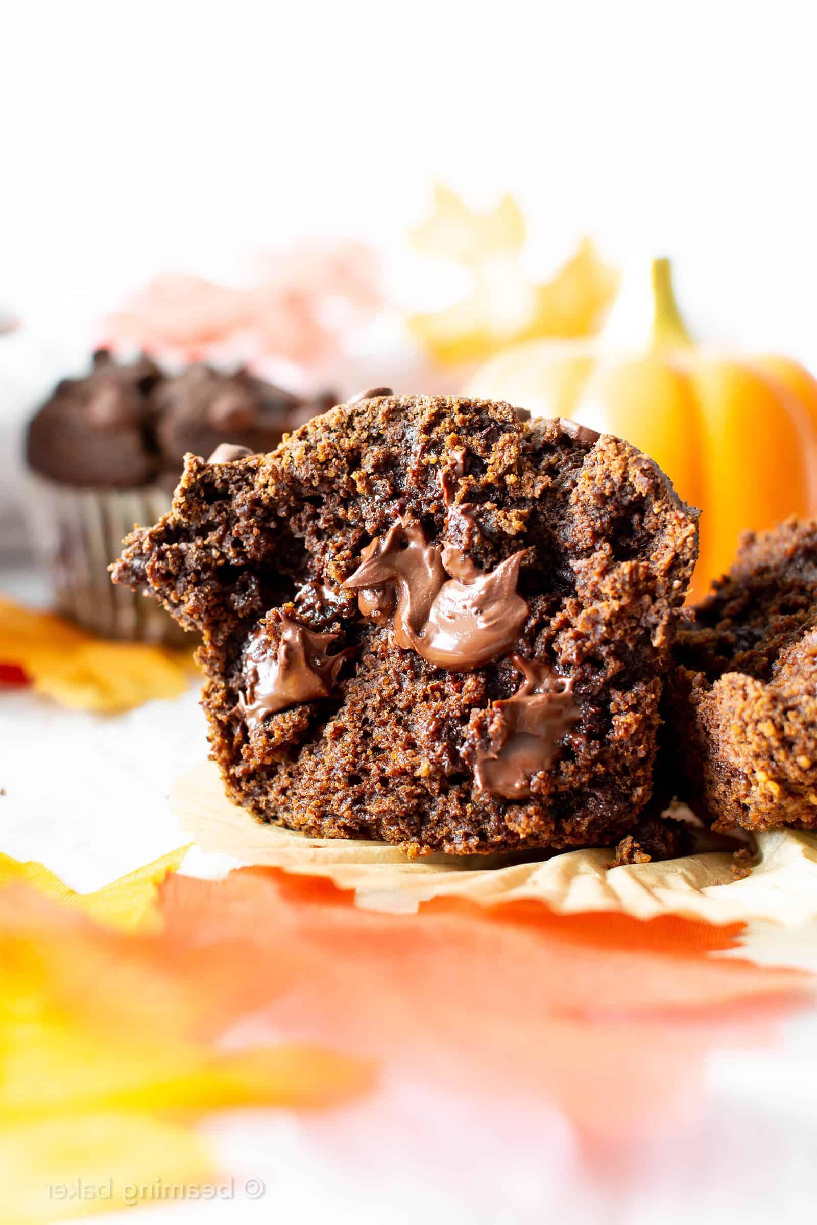 Nahaufnahme von veganen Glutenfreien Schoko-Kürbis-Muffins mit Schokostückchen obenauf. Ein Genuss für jeden Herbsttag.