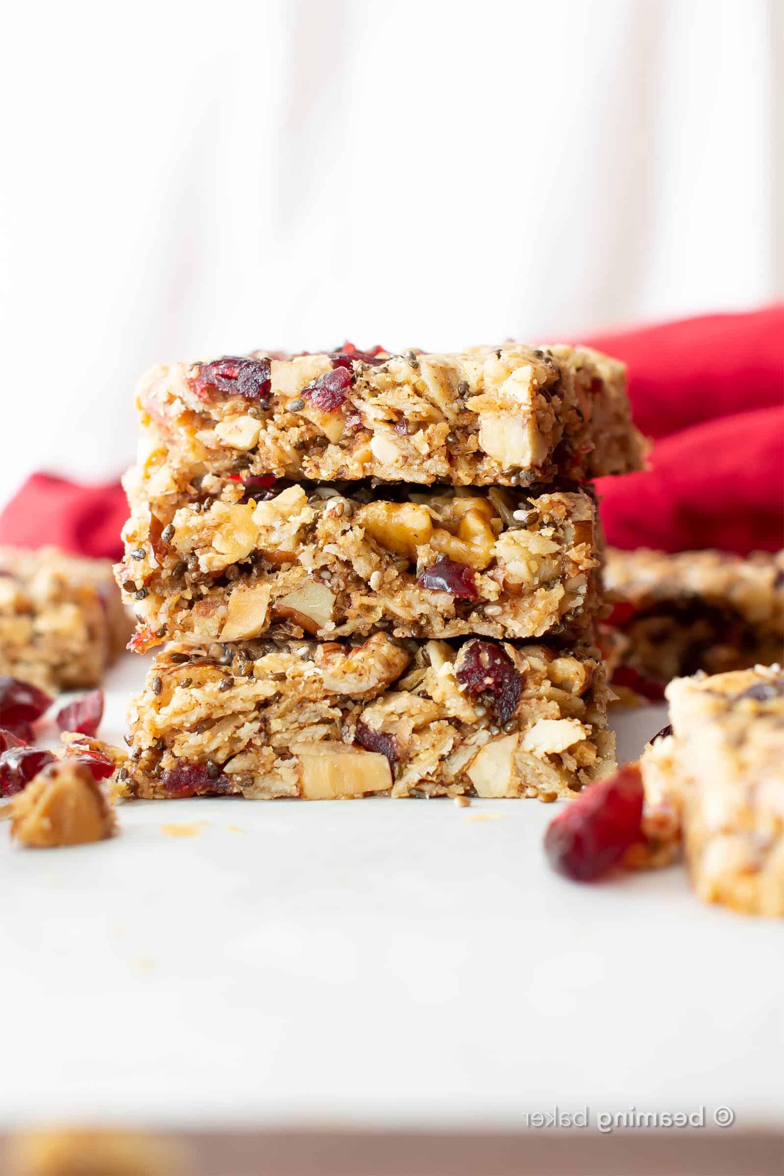 **Glutenfreie Vegane Cranberry-Chia-Snackriegel (Gesund, Vegan, Glutenfrei, Milchfrei)** 3 Cranberry Chia Glutenfreie Vegane Snackriegel: Dieses gesunde vegane Snackriegelrezept ergibt zähe & sättigende Riegel! Das beste vegane Snackriegelrezept – vollgepackt mit Chia & Leinsamen, um dich satt zu halten! #Snacks #Riegel #Glutenfrei #Vegan #Chia | Rezept auf BeamingBaker.com