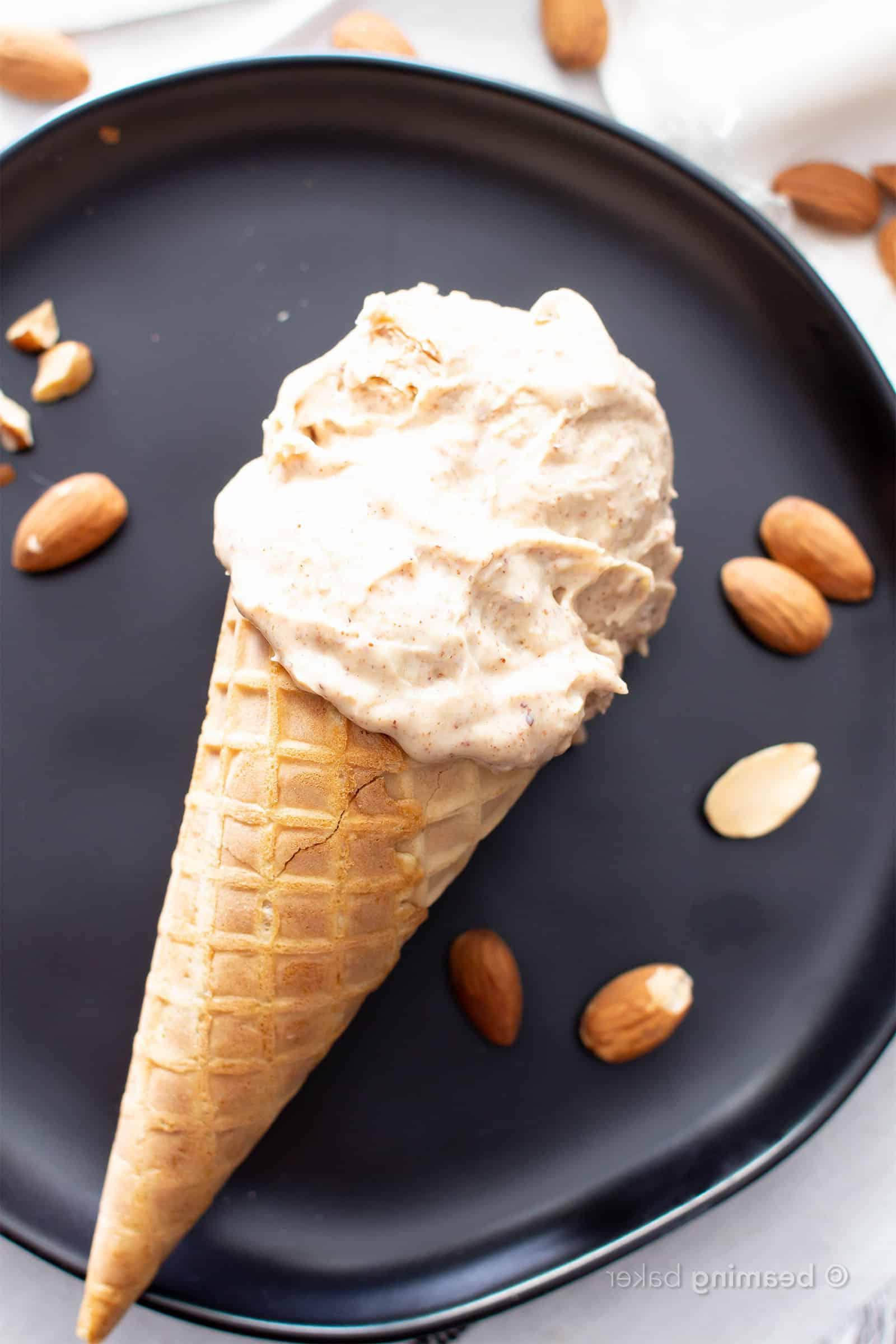 4-Zutaten-Mandelbutter-Paleo-Eis (Keto, Vegan) 3 Cremiges Paleo Mandelmus Eis aus nur 4 Zutaten: in nur 5 Minuten vorbereitet und ohne Eismaschine! Vegan, Keto, Milchfrei. Ideal für eine gesunde Ernährung. #Paleo #Mandelmus #Eis #NoChurn #Vegan #Keto