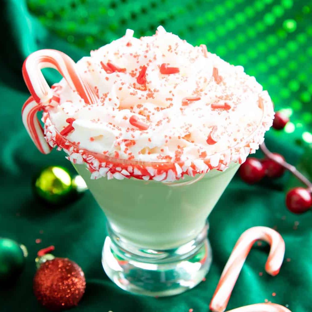Pfefferminz-Martini 3 Pfefferminz Martini mit Zuckerstangenstreuseln als Garnitur