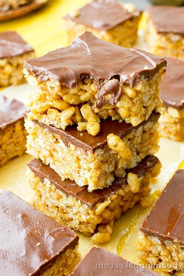 Vegane, glutenfreie und milchfreie Erdnussbutter-Schoko-Reis-Crispy-Quadrate: Ein einfaches 5-Zutaten-Rezept für mit Schokolade überzogene PB-Reis-Crispy-Quadrate, die wie Erdnussbutter-Cups schmecken. #Vegan #Glutenfrei #Milchfrei | BeamingBaker.com