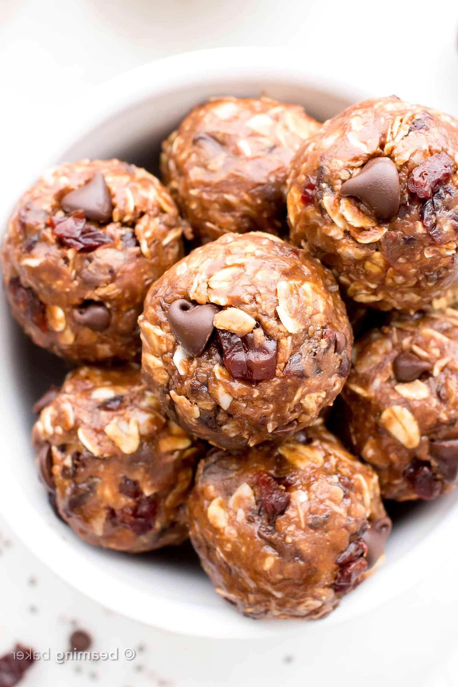 Ungebackene Schokoladen-Energiebällchen 3 Zubereitung von No-Bake Energiebällchen: Die fertig geformten, schokoladigen Energiebällchen liegen auf Backpapier bereit zum Genuss. Perfekt als schneller und gesunder Snack. #EnergiebällchenRezept #NoBakeSnacks #GesundEssen | Mehr Rezepte auf BeamingBaker.com