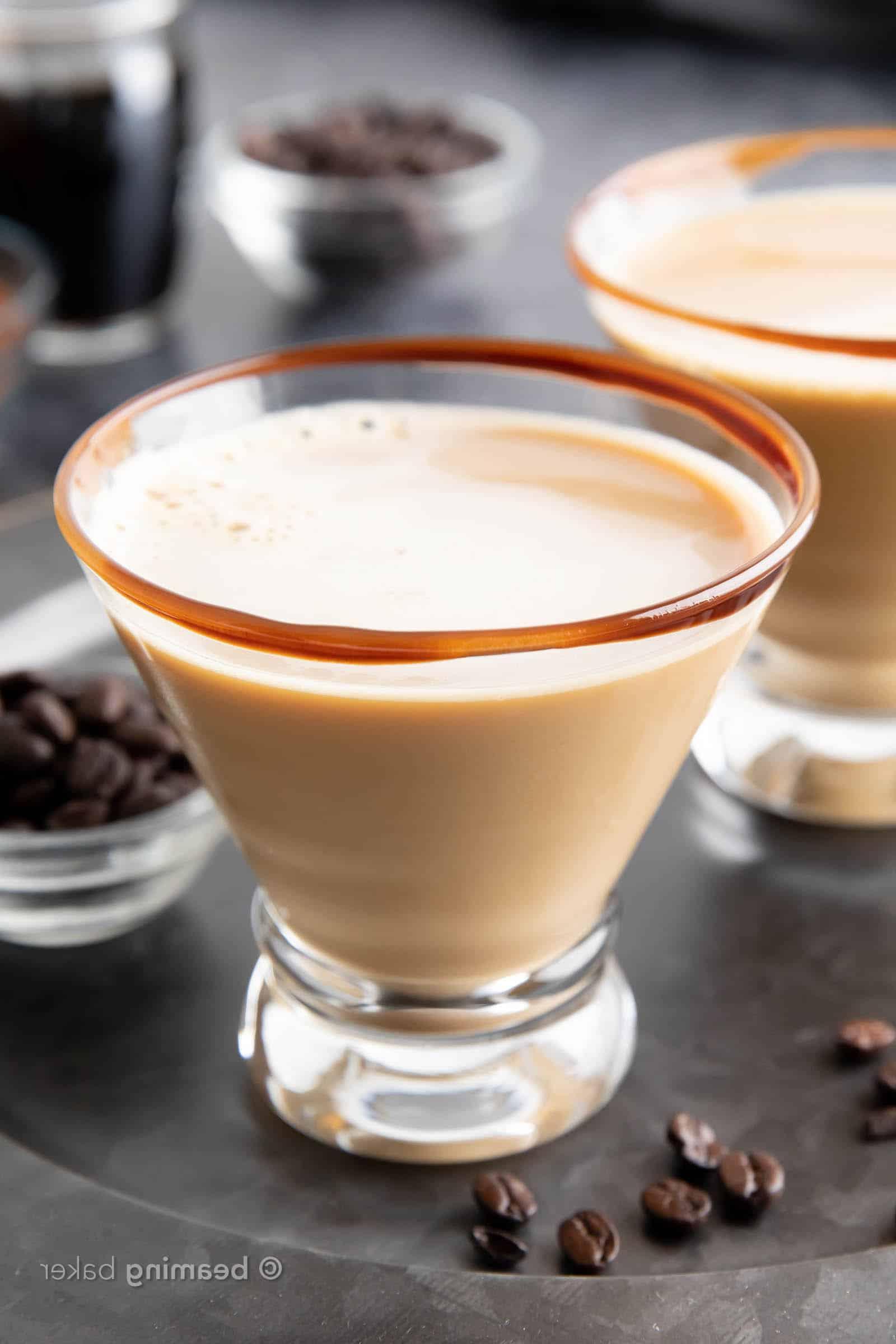 Schokoladen-Espresso-Martini-Rezept 3 Super Nahaufnahme eines mit Schokoladensirup umrandeten Glases eines Schokoladen Espresso Martini Cocktails