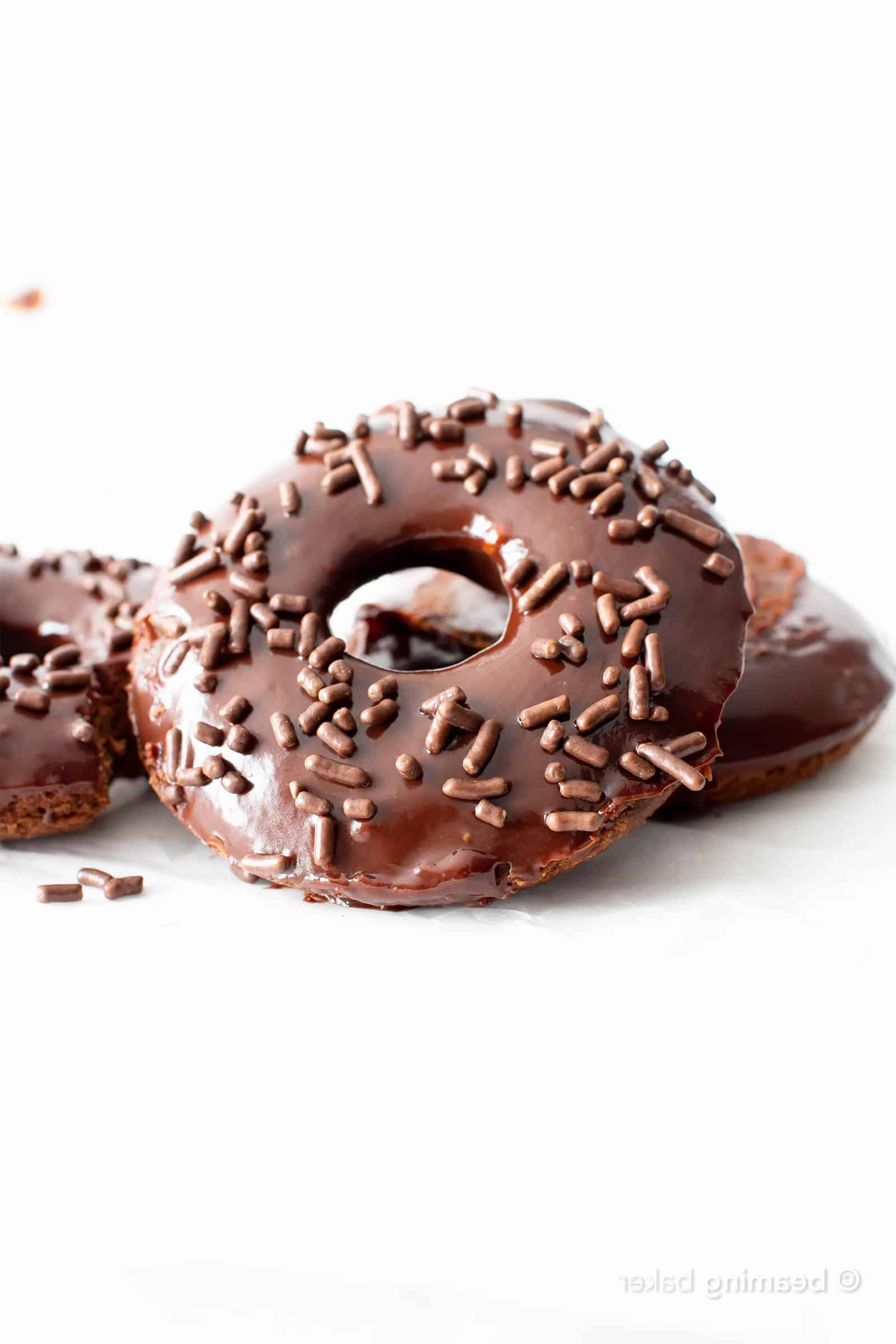 Weich gebackene vegane Schokoladen-Donuts (glutenfrei) – mit veganer Schokoladen-Ganache-Glasur! 3 Vegane Glutenfreie Donuts: Weiche und flauschige vegane glutenfreie Schoko-Donuts mit luxuriöser veganer Schokoladenglasur. Das beste glutenfreie vegane Donut-Rezept! #GlutenfreiVegan #VeganGlutenfrei #VeganDonuts #Doughnuts #Vegan | Rezept auf BeamingBaker.com
