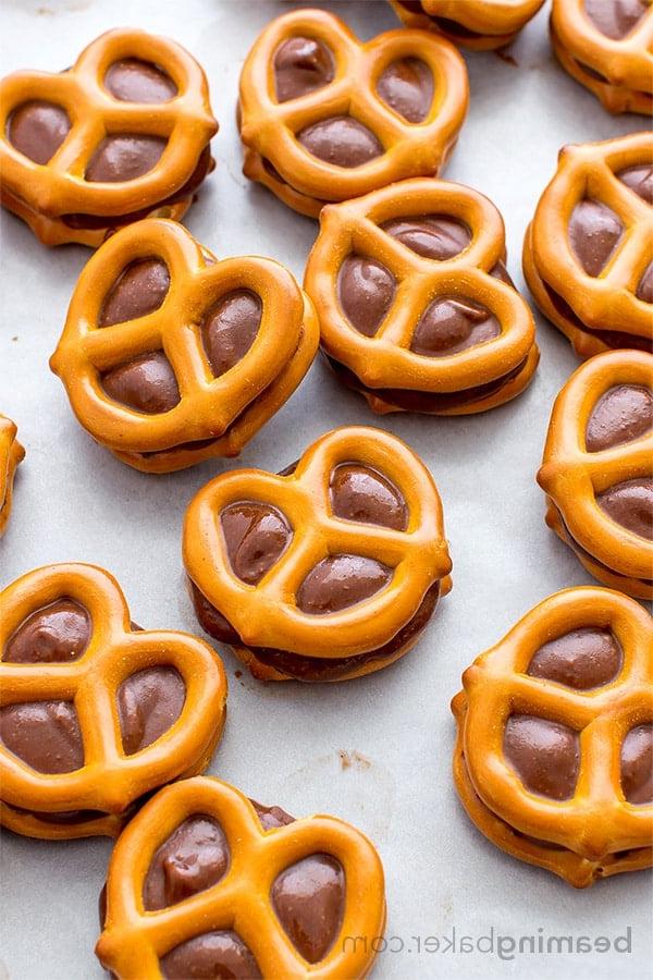 Einfache Schoko-Mandelbutter-Brezel-Häppchen: Ein veganes und glutenfreies 3-Zutaten-Rezept für einen süßen, proteinreichen Snack mit intensivem Schokoladengeschmack.