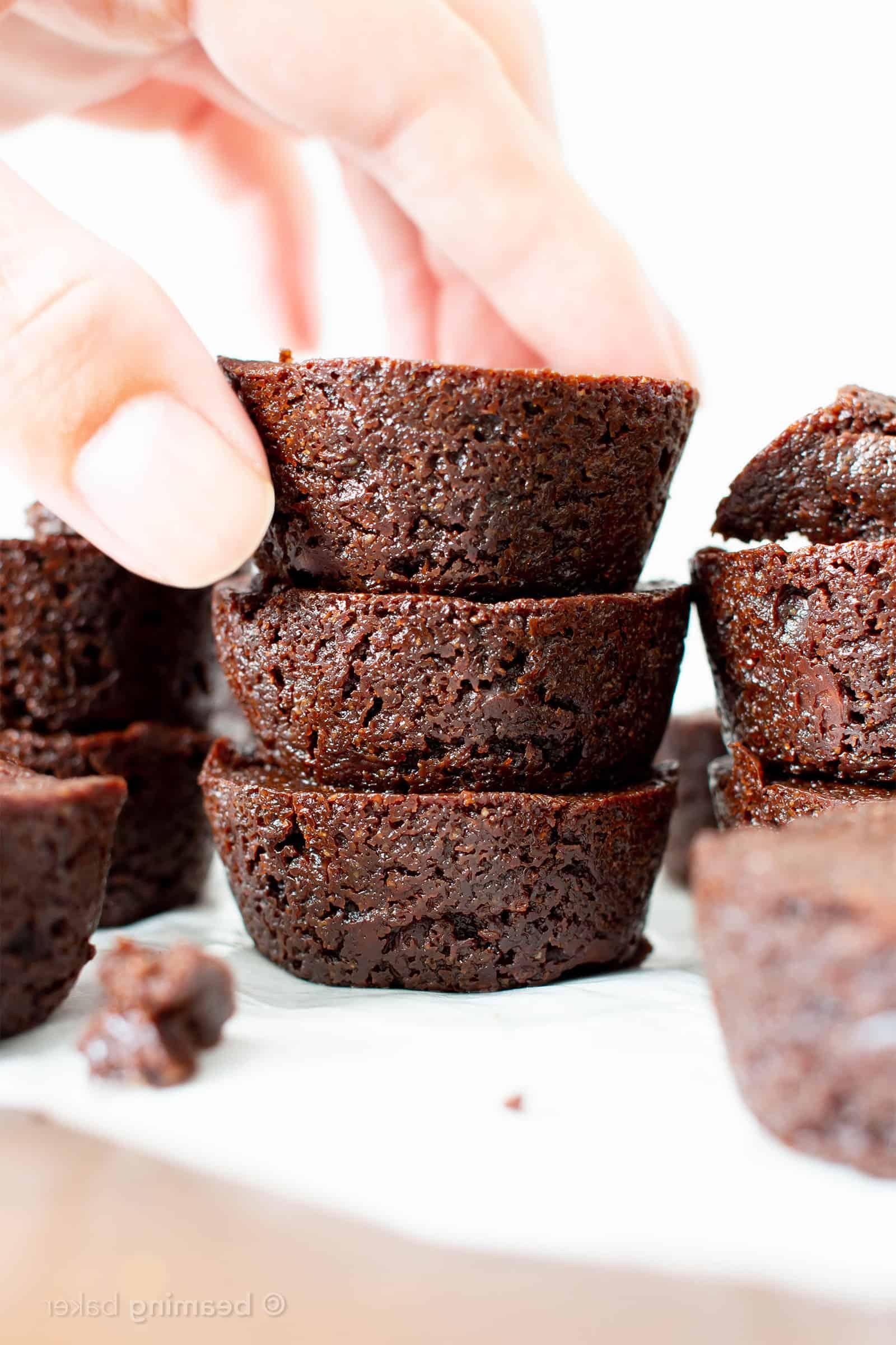 Mini Vegane Brownie Bites Rezept (Vegan, Glutenfrei): Ein einfaches Rezept für weiche, saftige und kernig-schokoladige Mini-Brownies, die vor intensivem Schokoladengeschmack nur so strotzen. Hergestellt aus gesunden Vollwertzutaten. #Vegan #Glutenfrei #Milchfrei #Brownies #VeganBacken #Schokolade | Rezept auf BeamingBaker.com