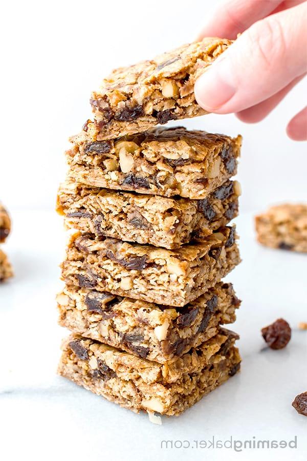 Haferflocken-Rosinen-Schnitten 3 Vegane und glutenfreie Haferflocken-Rosinen-Cookie-Riegel: ein einfaches Rezept für weiche, zähe Cookie-Riegel aus einfachen Zutaten, vollgepackt mit saftigen Rosinen und Walnüssen. #Vegan #Glutenfrei | BeamingBaker.com