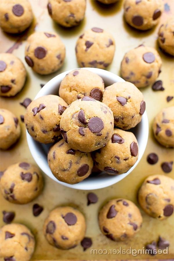 **Ungebackene Kürbis-Schokostückchen-Keksteig-Kugeln (Paleo, Vegan, Glutenfrei, Milchfrei)** 3 Nahaufnahme von Kürbis-Schoko-Keksteig-Häppchen ohne Backen, bereit zum Genießen. Ein veganes, glutenfreies und paleo-freundliches Rezept.