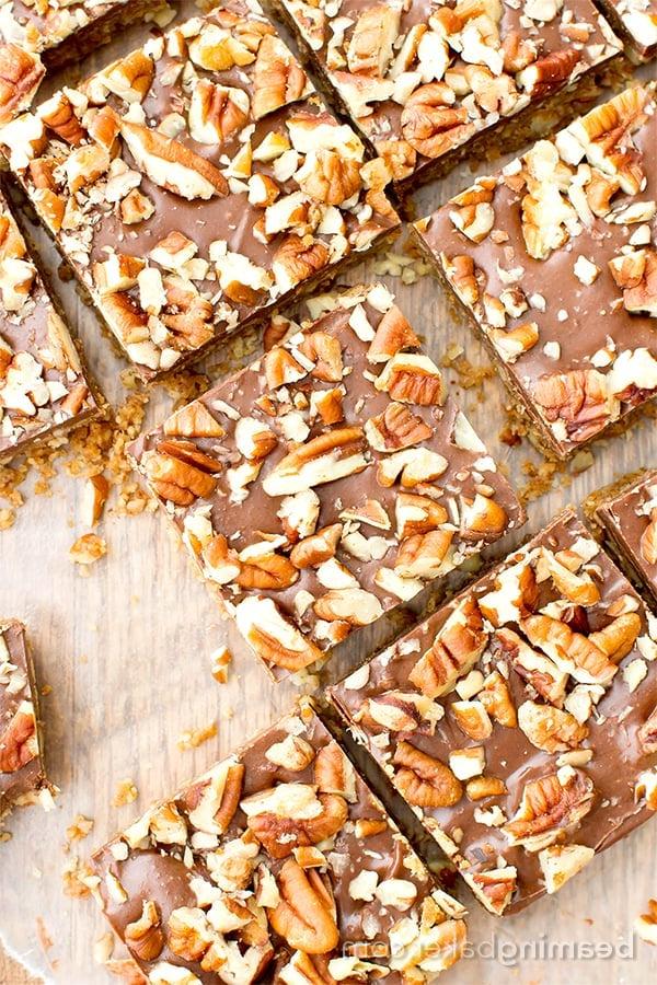 Ohne Backen Paleo Schoko-Pekannuss-Riegel (Vegan, Paleo, Glutenfrei, Milchfrei) 3 Paleo-Schoko-Pekan-Riegel ohne Backen (V, GF, Paleo): Ein 5-Zutaten-Rezept für köstliche Pekanriegel, bedeckt mit einer dicken Schicht Schokolade und Nüssen. #Paleo #Vegan #GlutenFrei #MilchFrei | BeamingBaker.com