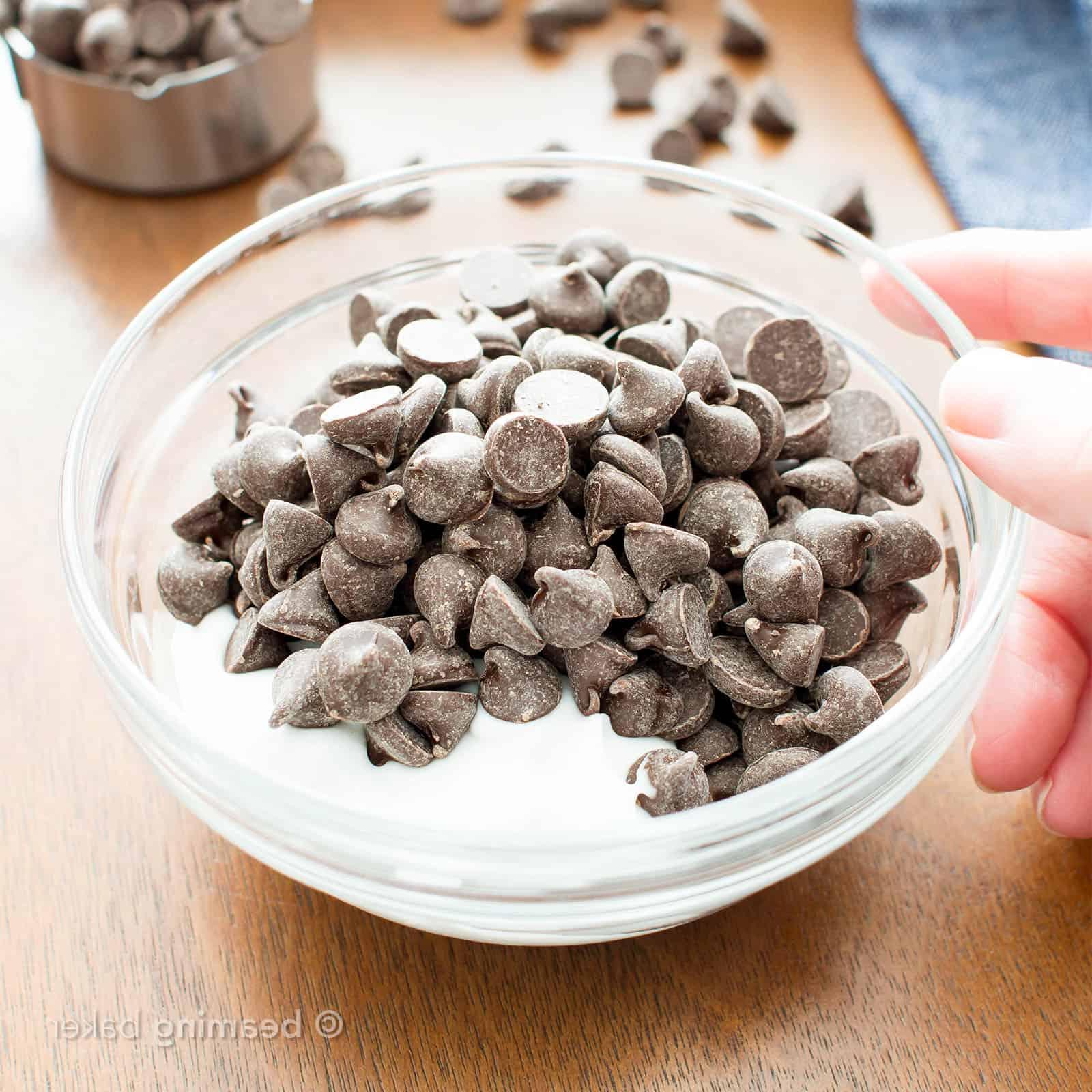 2 Zutaten Vegane Schokoladen-Ganache – 5-Minuten-Rezept! 3 Vegane Schokoladen-Ganache: Vegane Schokoladenchips und Kokoscreme in einer mikrowellengeeigneten Schüssel zum Schmelzen vorbereitet.