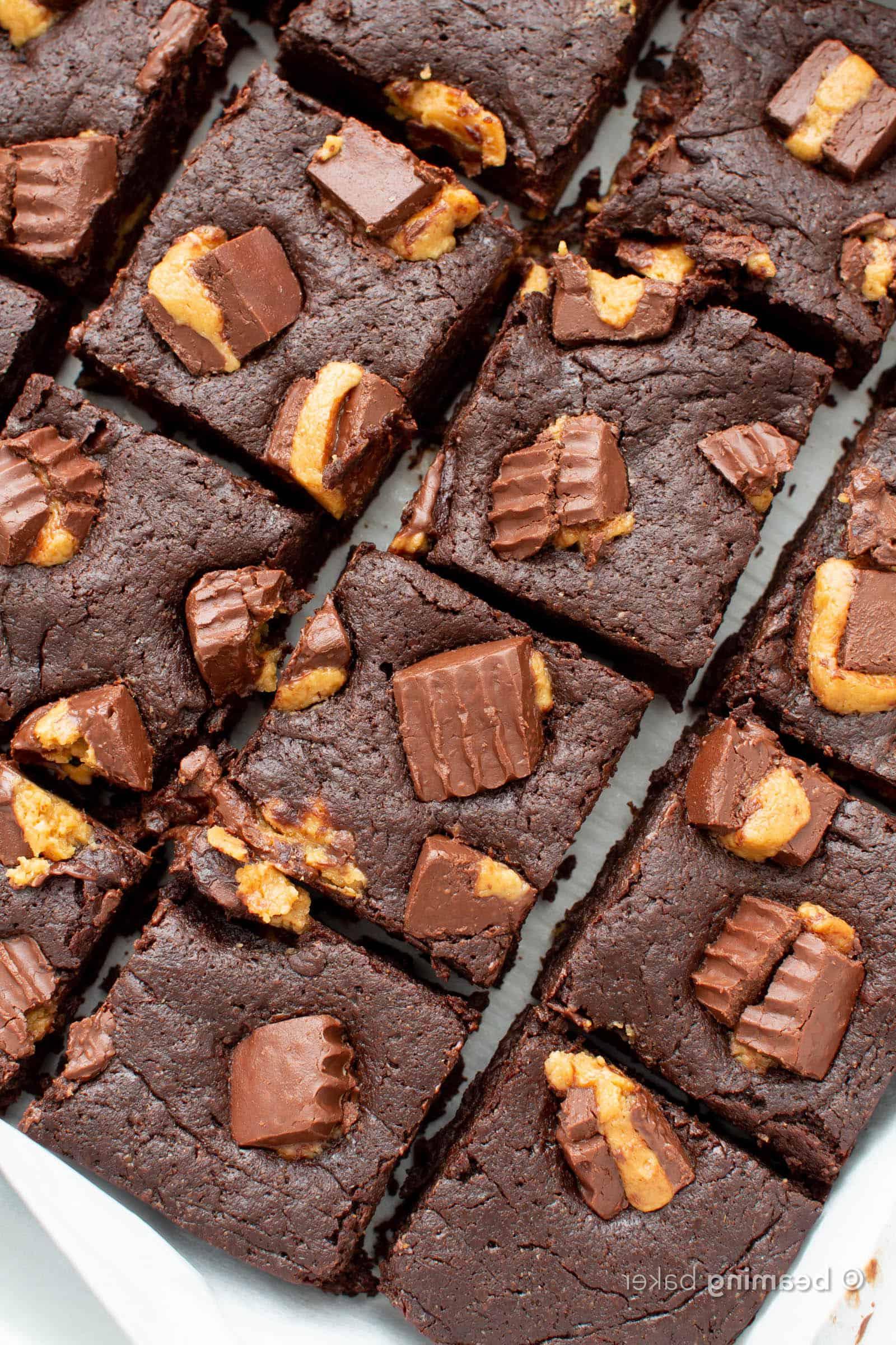 Vegane Erdnussbutter-Cup-Brownies 3 Vegane Erdnussbutter-Brownies mit Schoko-Erdnuss-Bechern: super saftig und reichhaltig, gefüllt mit zartschmelzender Schokolade und Erdnussbutter. #ErdnussbutterBrownies #VeganBacken #Rezept