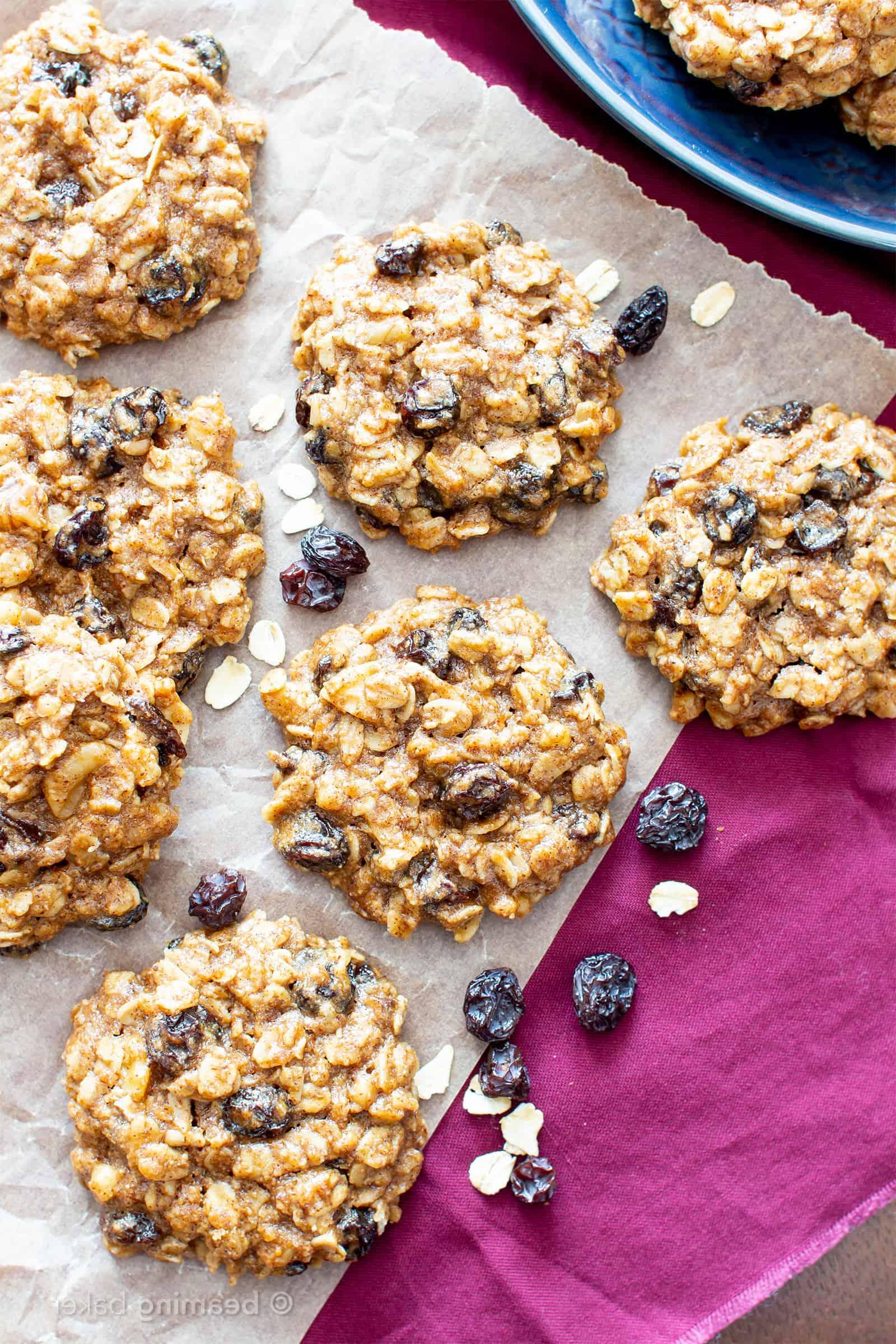 Vegan & Glutenfreie Hafer-Rosinen-Kekse, perfekt kaubar und voller Geschmack. Gesundes Backen für die ganze Familie. Rezept auf BeamingBaker.com.
