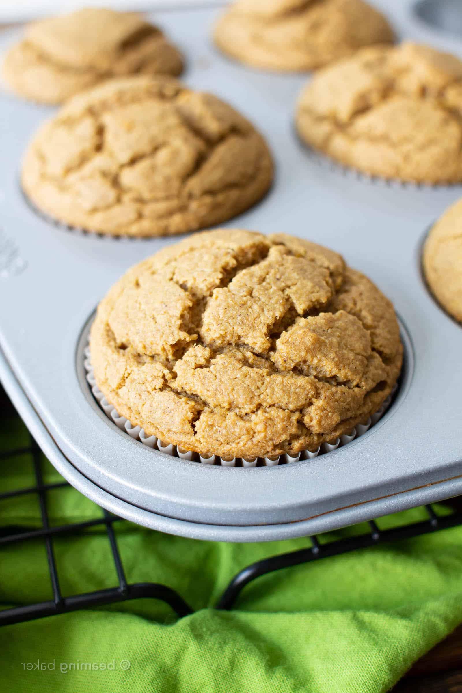 Angeschnittenes Bild von glutenfreien veganen Muffins, die in der Muffin-Form abkühlen