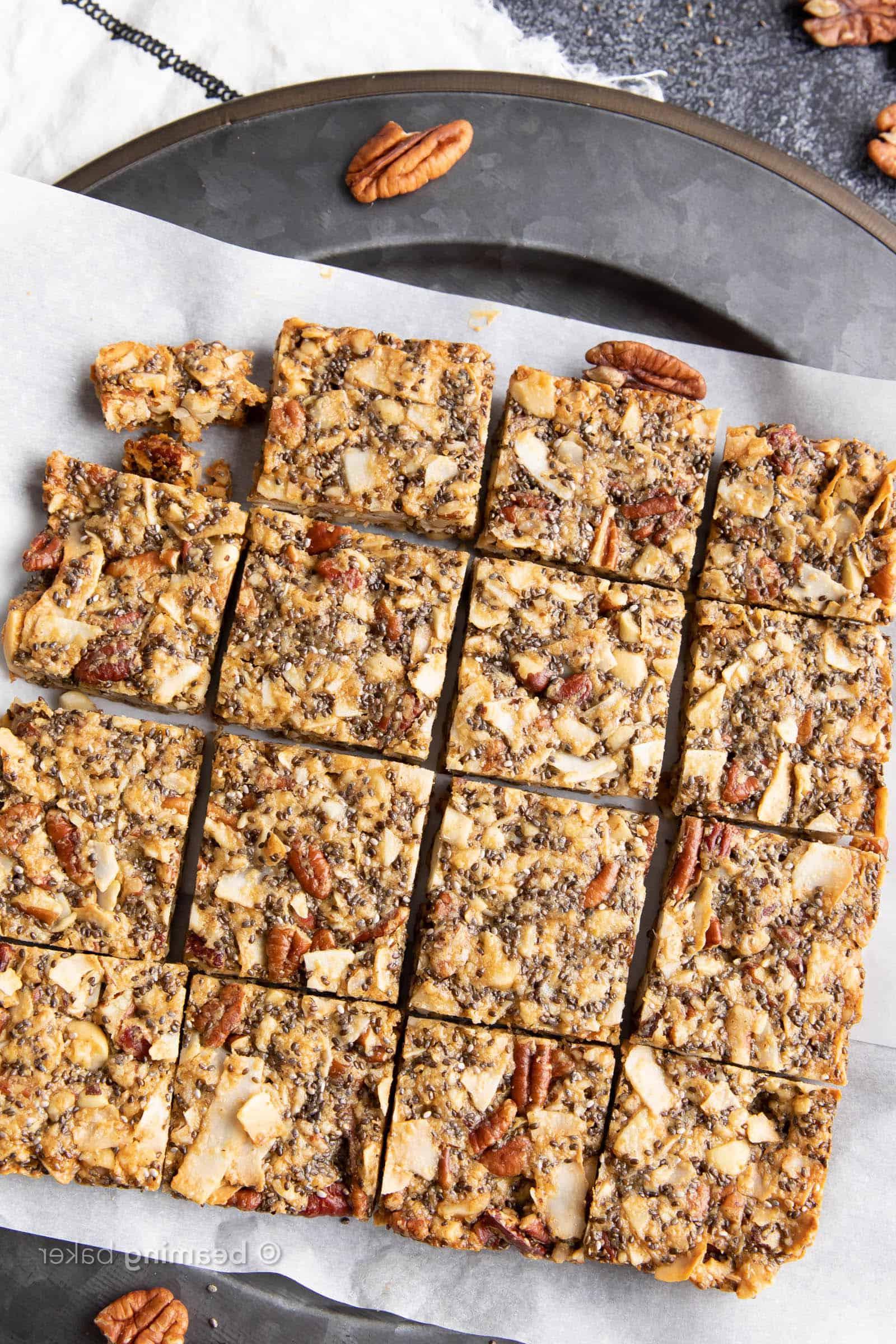 Keto Granola Riegel 3 keto granola bars on a plate, overhead view