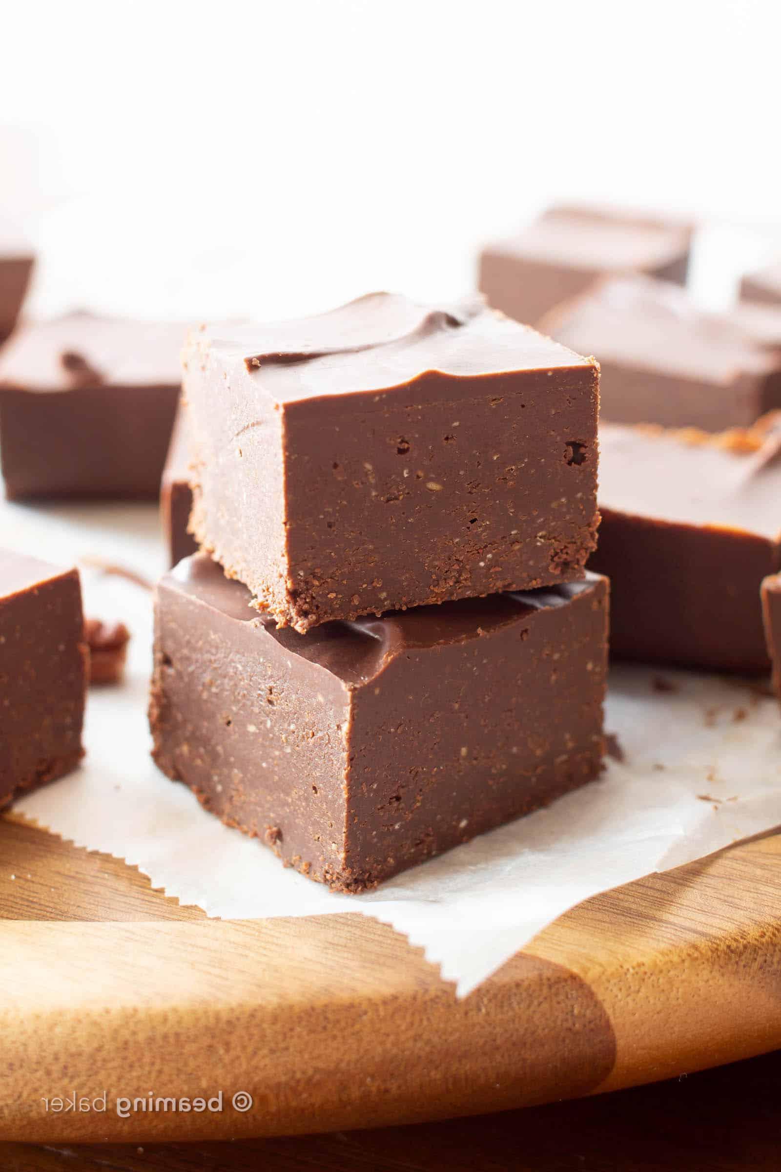 Keto Fudge: Dieses einfache Keto Fudge Rezept benötigt nur 2 Zutaten und 5 Minuten Zubereitungszeit. Cremiges, schokoladiges Fudge, das kohlenhydratarm ist! #Keto #Fudge #LowCarb #Ketogenic | Rezept auf BeamingBaker.com