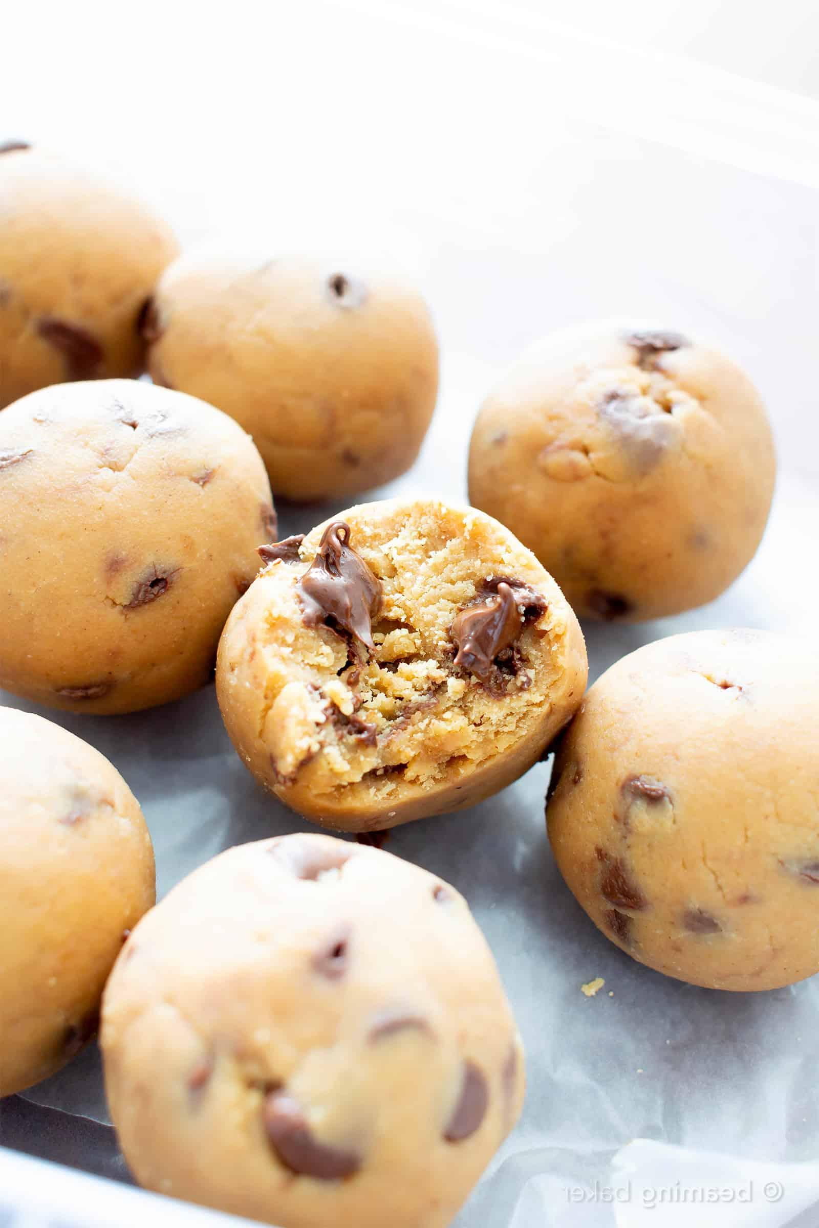4-Zutaten Erdnussbutter-Schoko-Energy Bites mit Erdnussbutter und Schokoladenstückchen. Ein gesundes Rezept ohne Backen für einen schnellen Snack und eine süße Leckerei.