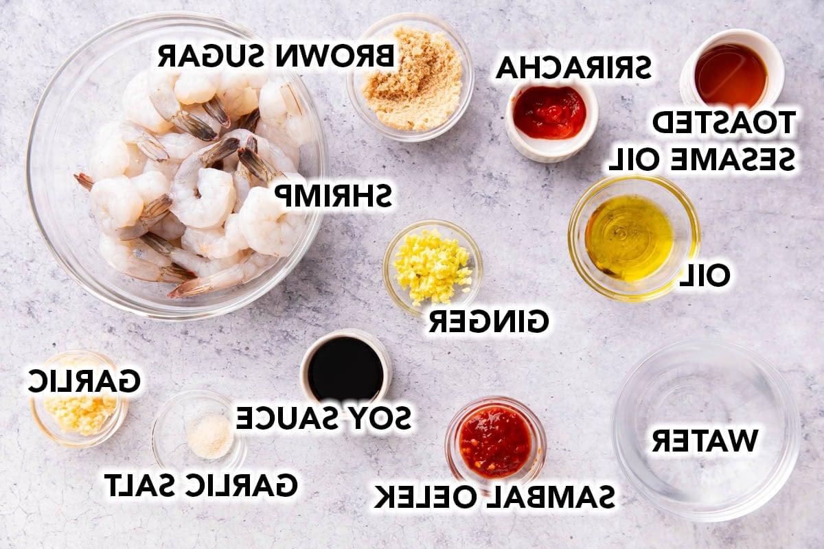 Zutaten für Asiatische Knoblauchgarnelen – rohe Garnelen, Sojasauce, Knoblauch, Knoblauchsalz, Öl, geröstetes Sesamöl, Ingwer, brauner Zucker, Wasser, Sambal Oelek Chilisauce und Sriracha.
