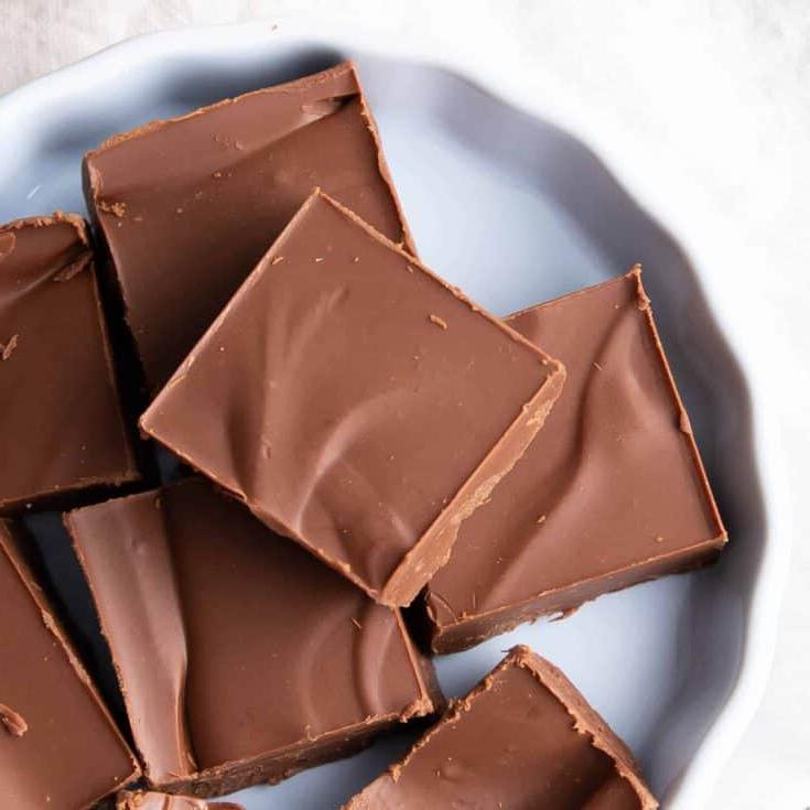 Vegane Fudge-Stücke auf einem Teller
