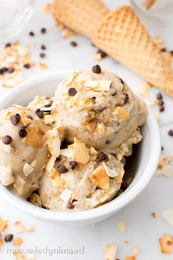 Getoastete Kokos-Schoko-Nice Cream (Vegan & Glutenfrei): Ein 5-Zutaten-Rezept für köstliches cremiges veganes Eis, voller Kokosnuss und Schokostückchen. #Vegan #Milchfrei #Glutenfrei | BeamingBaker.com