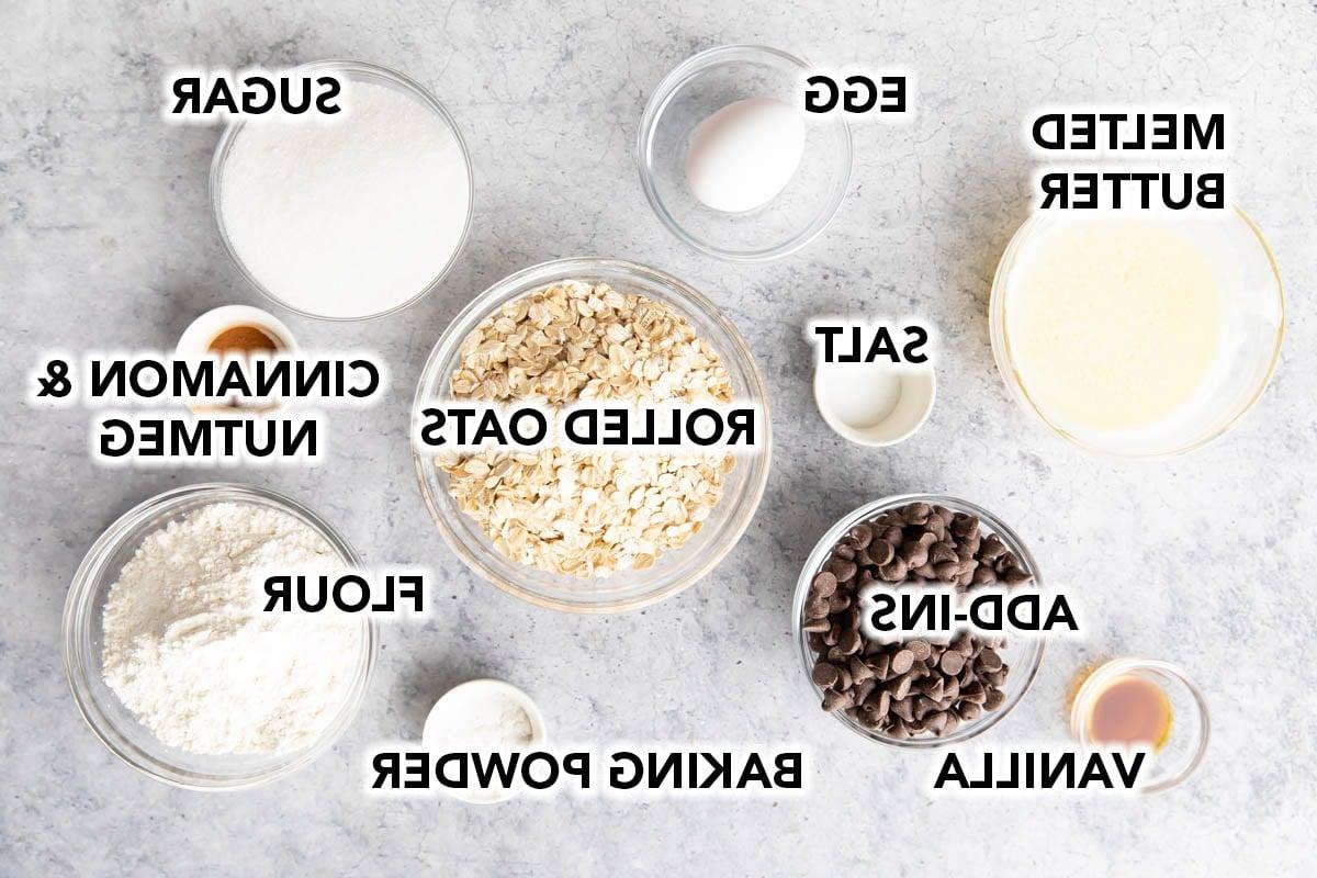 Knusprige, weiche Haferflockenkekse 3 Zutaten für knusprige, zähe Haferkekse – Mehl, Haferflocken, Backpulver, gemahlener Zimt, gemahlene Muskatnuss, Salz, Butter, Zucker, Ei, Vanille, optionale Zugaben wie Schokostückchen.