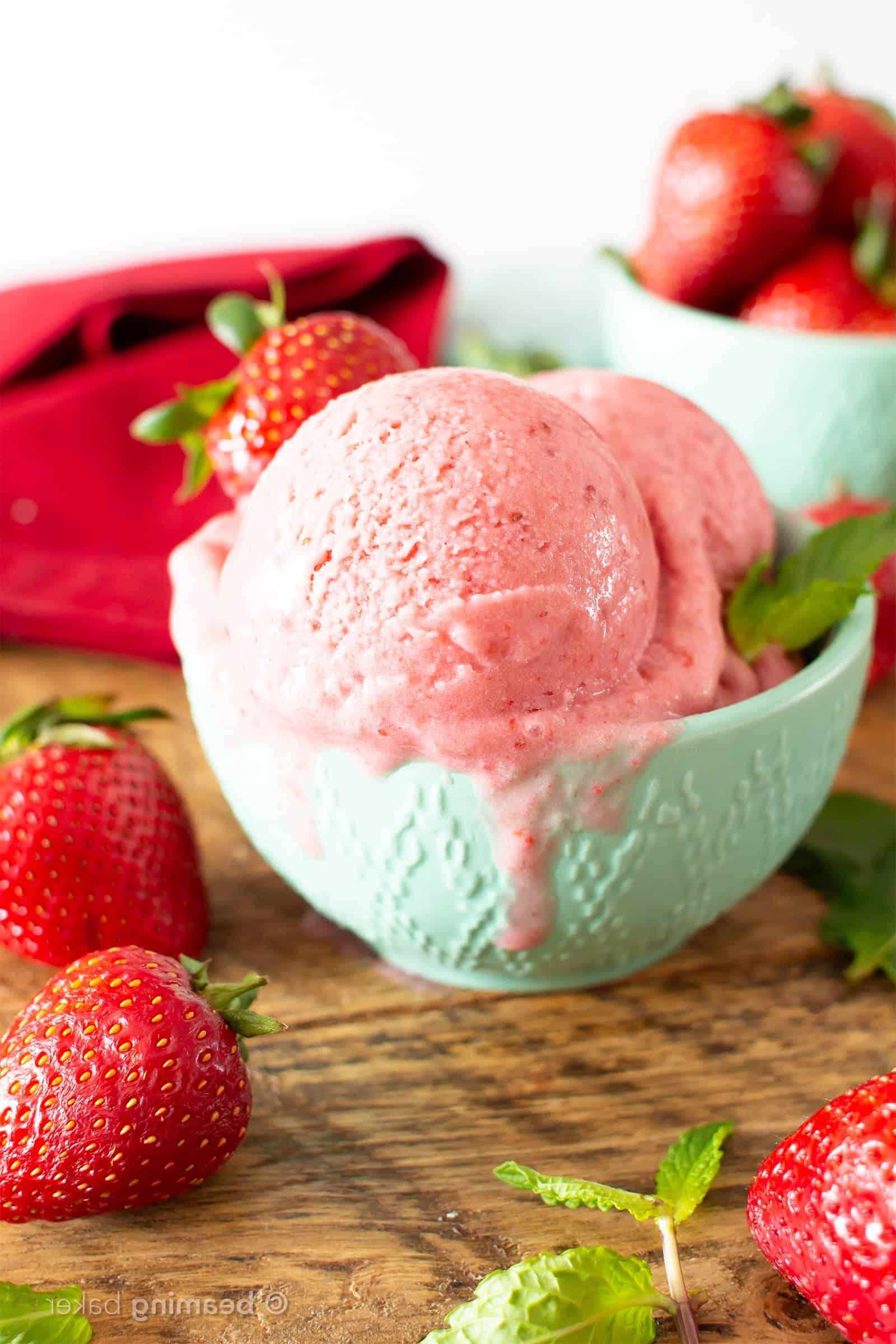 Erdbeer-Kokos-Sorbet mit 3 Zutaten: Ein schnelles, einfaches und gesundes Rezept für hausgemachtes veganes Sorbet ohne Eismaschine.