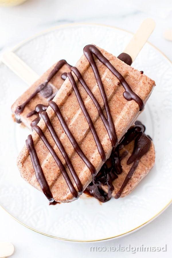 Cremige Doppel-Schoko-Erdnussbutter-Bananen-Popsicles (Vegan & Glutenfrei): Ein pflanzliches Rezept mit nur 6 Zutaten für reichhaltige, cremige, schokoliert-erdnussbutter-bananen-popsicles. #Vegan #Glutenfrei #Milchfrei | BeamingBaker.com