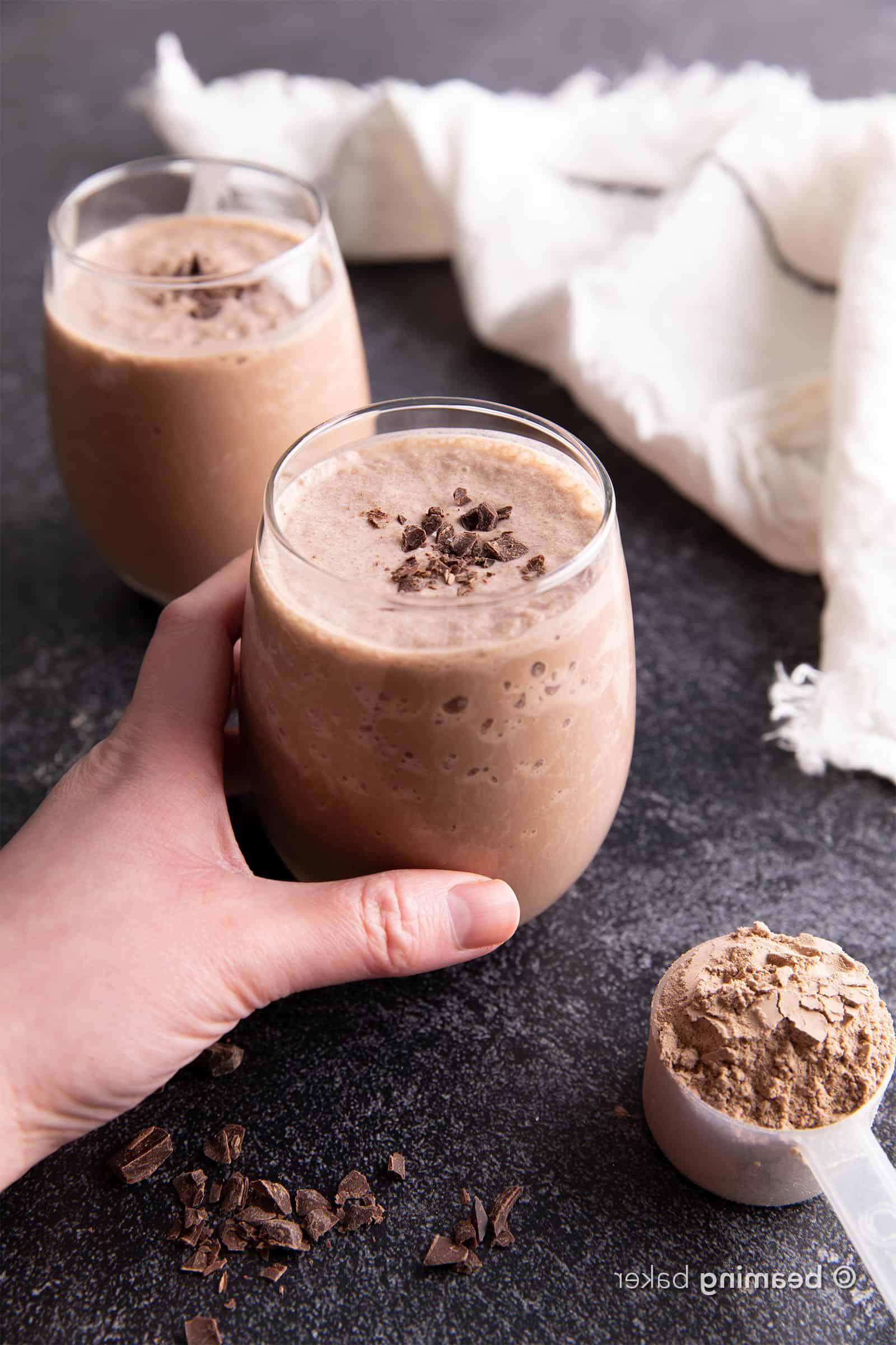 3-Zutaten-Schoko-Vegan-Protein-Shake-Rezept 3 Cremiger und gesunder veganer Schoko-Proteinshake: Nur 3 Zutaten und 5 Minuten Zubereitungszeit.