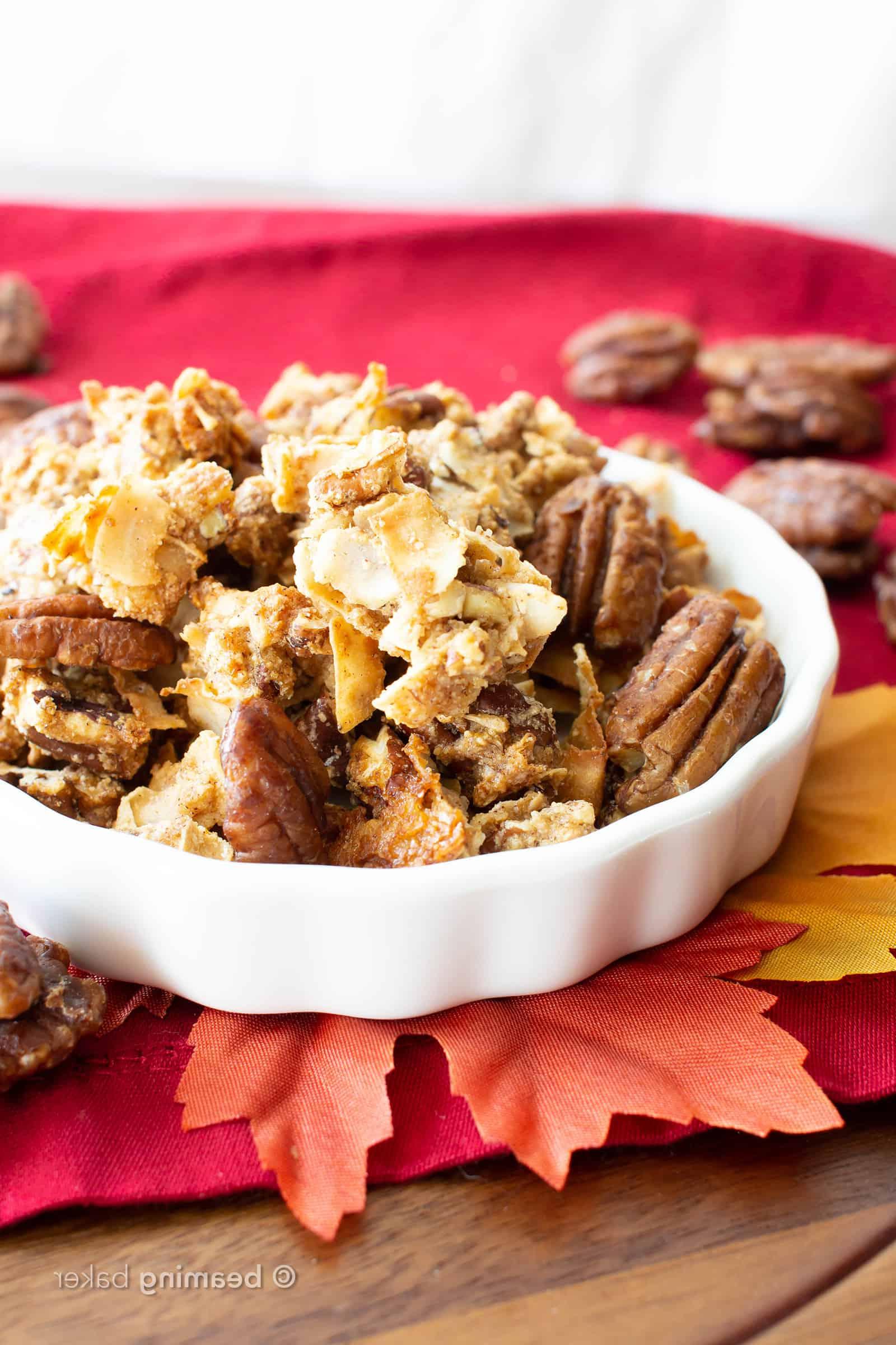 Hausgemachtes Ahorn-Pekannuss Granola (GF, V): das beste Paleo Granola Rezept für den Herbst! Knusprige, knackige Stückchen und Ahorn-Pekannuss-Kuchen-Aromen – Vegan, Glutenfrei, Gesund! #Paleo #Granola #Vegan #GlutenFree | Rezept auf BeamingBaker.com