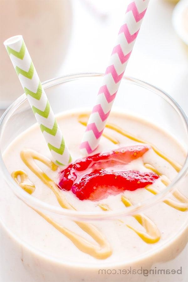 Proteinreicher Erdbeer-Erdnussbutter-Smoothie 3 Proteinreicher Erdbeer-Erdnussbutter-Smoothie: 19g Protein, 5 einfache Zutaten, schnelles Rezept für einen cremigen, gesunden und proteinreichen Smoothie. BEAMINGBAKER.COM #Proteinreich #Smoothies