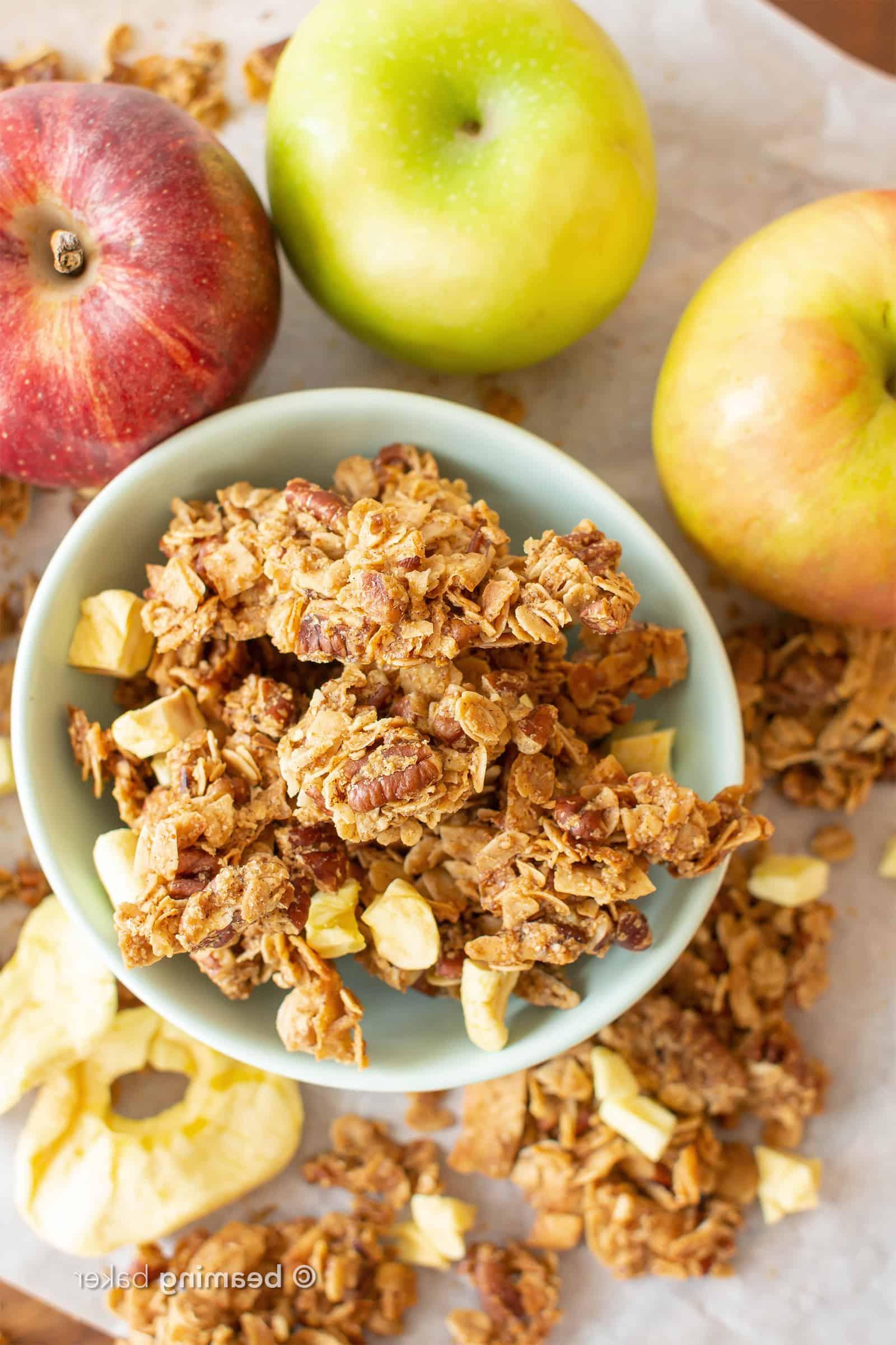 Apfel-Zimt-Granola: Dieses selbstgemachte glutenfreie Granola-Rezept ist schnell und einfach! Das beste glutenfreie Granola-Rezept – voller leckerer Zimt-Apfel-Granola-Cluster, vegan & glutenfrei!