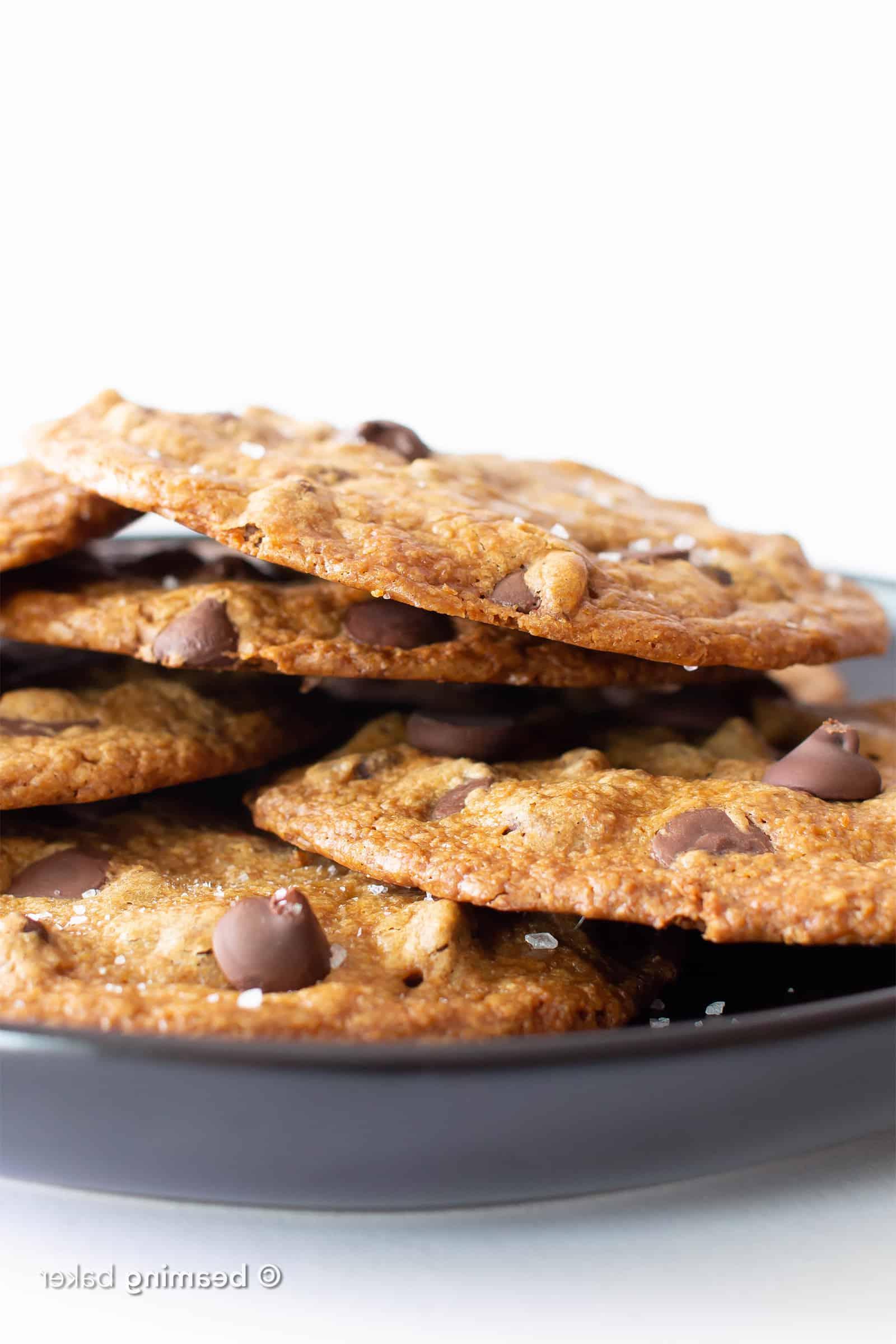 Knusprige Vegane & Glutenfreie Meersalz-Schokoladenkekse: SUPER dünne vegane Schokoladenkekse, die durch und durch knusprig sind. Bestreut mit funkelndem Meersalz: die BESTEN süß-salzigen glutenfreien Schokoladenkekse! #GlutenFrei #Vegan #Kekse #Weihnachten #GlutenFreiVegan | Rezept auf BeamingBaker.com