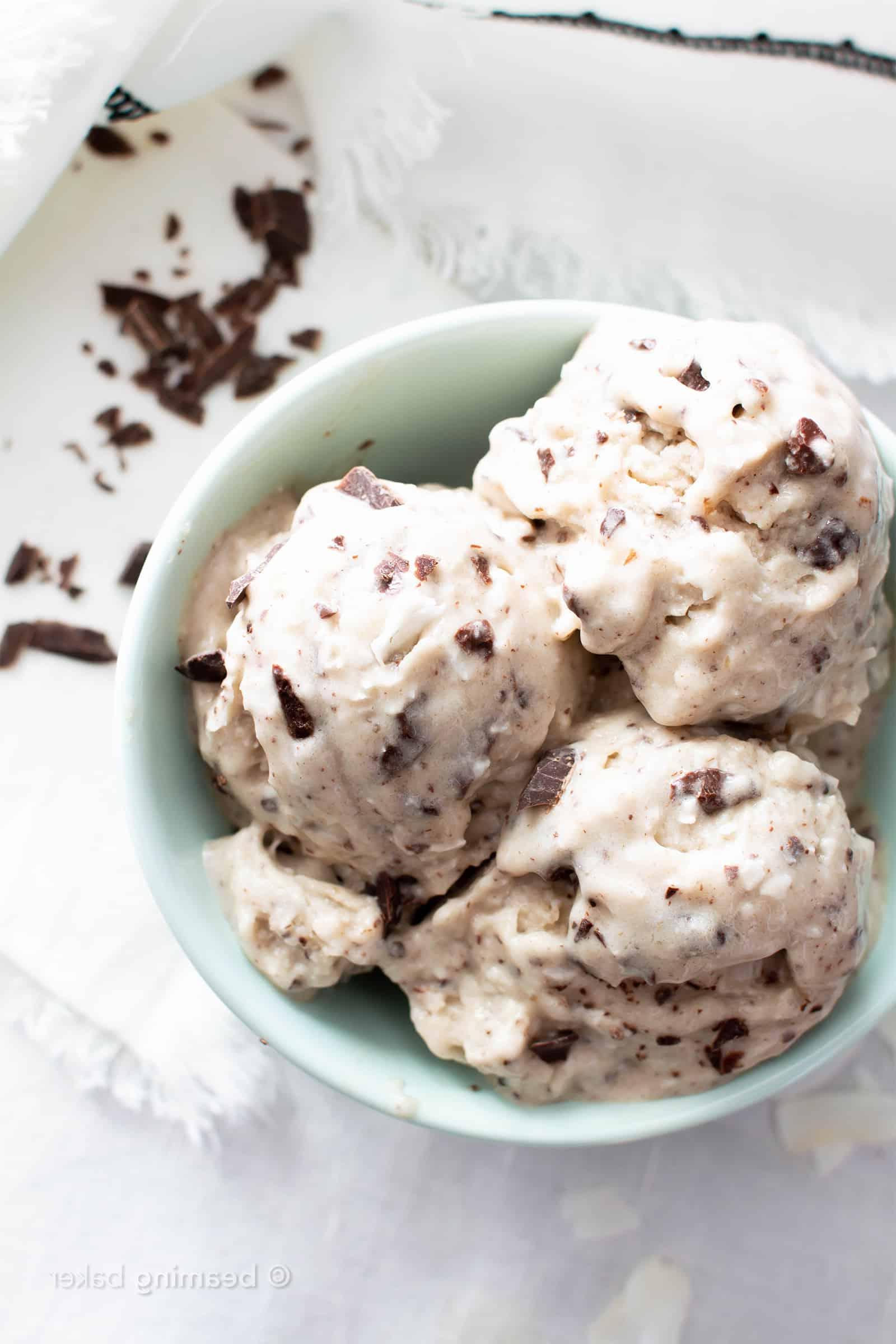 Veganes Kokos-Schokostückchen-Eis Rezept – Hausgemacht! 3 Kokos-Schoko-Veganes Eis Rezept: dieses köstliche vegane Eisrezept ist wunderbar reichhaltig und cremig! Das beste hausgemachte vegane Eis—vollgepackt mit Kokos & Schokochips, ohne Eismaschine. #Vegan #Eis #Kokosnuss #Schokochips #VeganesEis | Rezept auf BeamingBaker.com